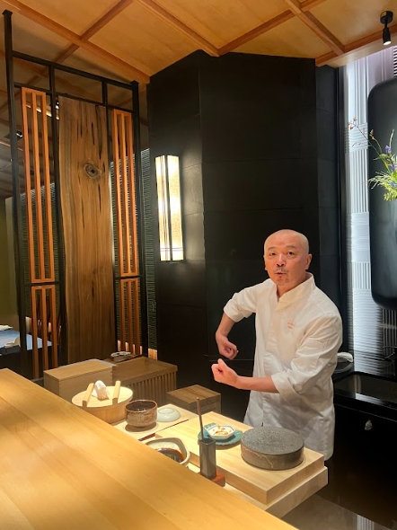 押野主廚將家鄉山形縣挖出的三千年古木帶到新加坡，現在又隨他來到台灣。