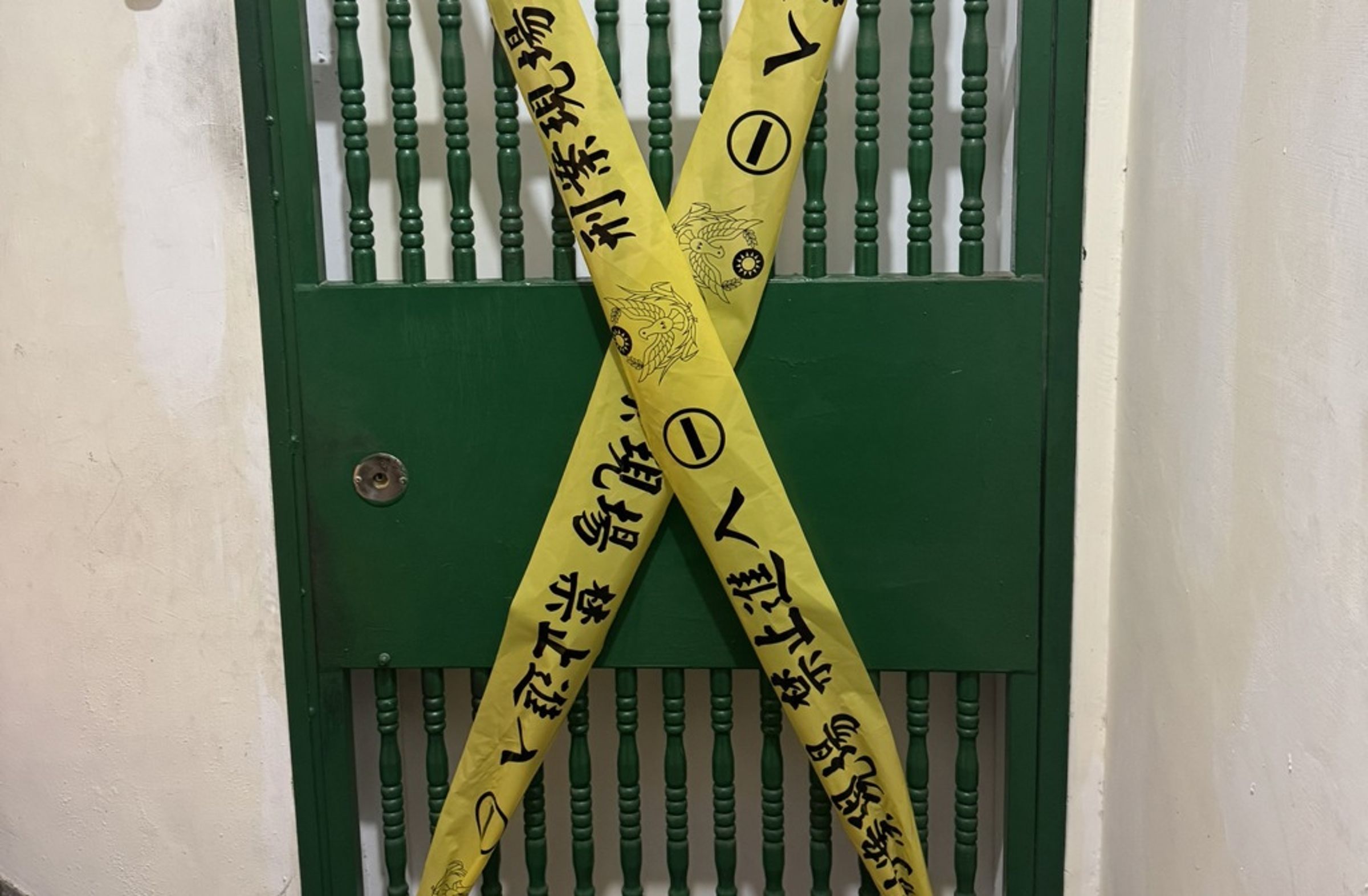 蘆洲一對七旬老夫妻驚傳遭殺害陳屍客廳，警方全力追緝在逃的死者長子，鄰居則透露曾聽到樓上傳出不明敲擊聲。（翻攝畫面）