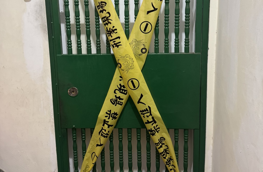 蘆洲一對七旬老夫妻驚傳遭殺害陳屍客廳，警方全力追緝在逃的死者長子，鄰居則透露曾聽到樓上傳出不明敲擊聲。（翻攝畫面）