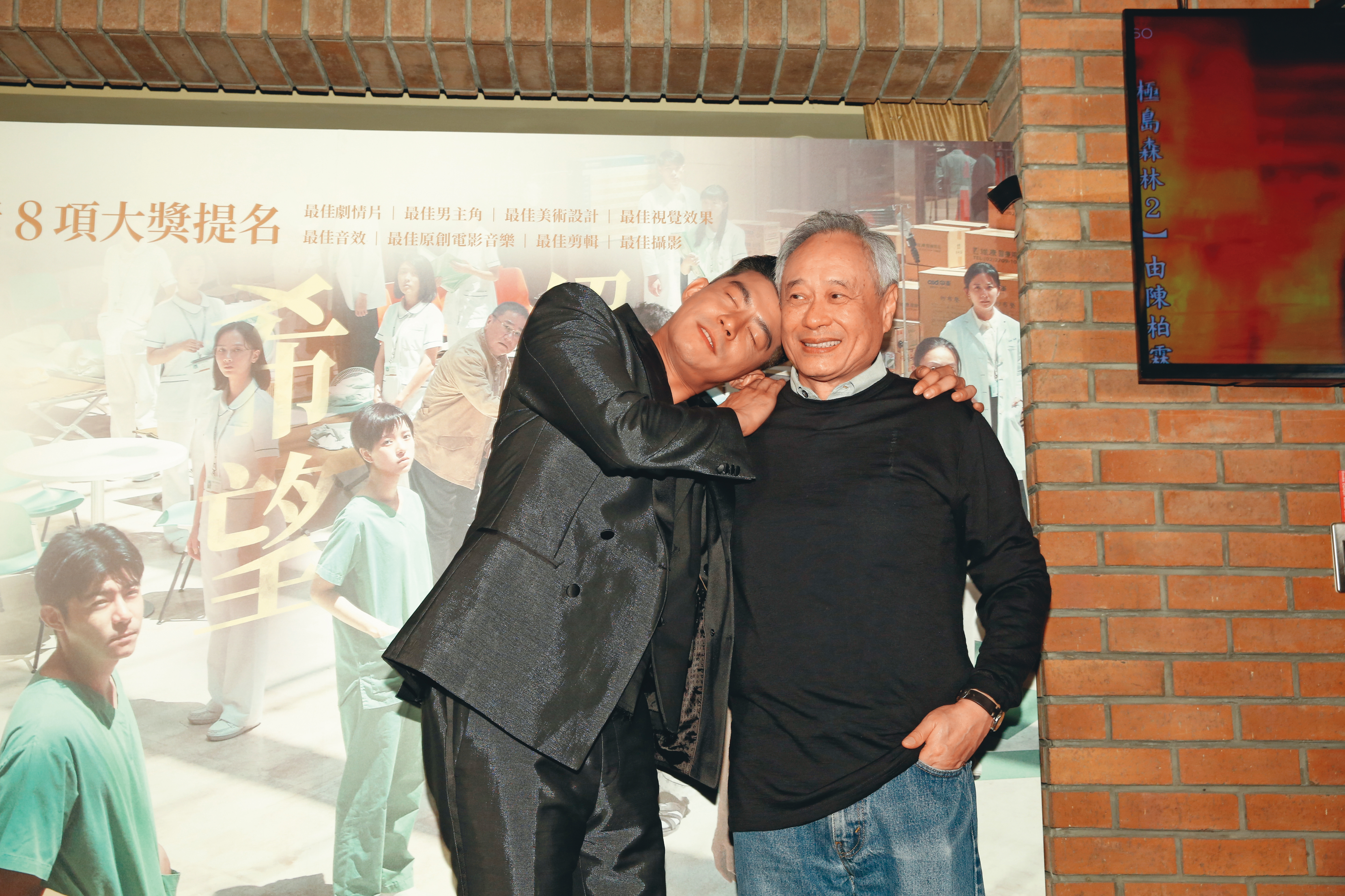 在金馬60慶功宴上,李安(右)遇見王柏傑(左),特別稱讚他變化很大,對他刮目相看,讓王柏傑立馬眼眶泛紅。