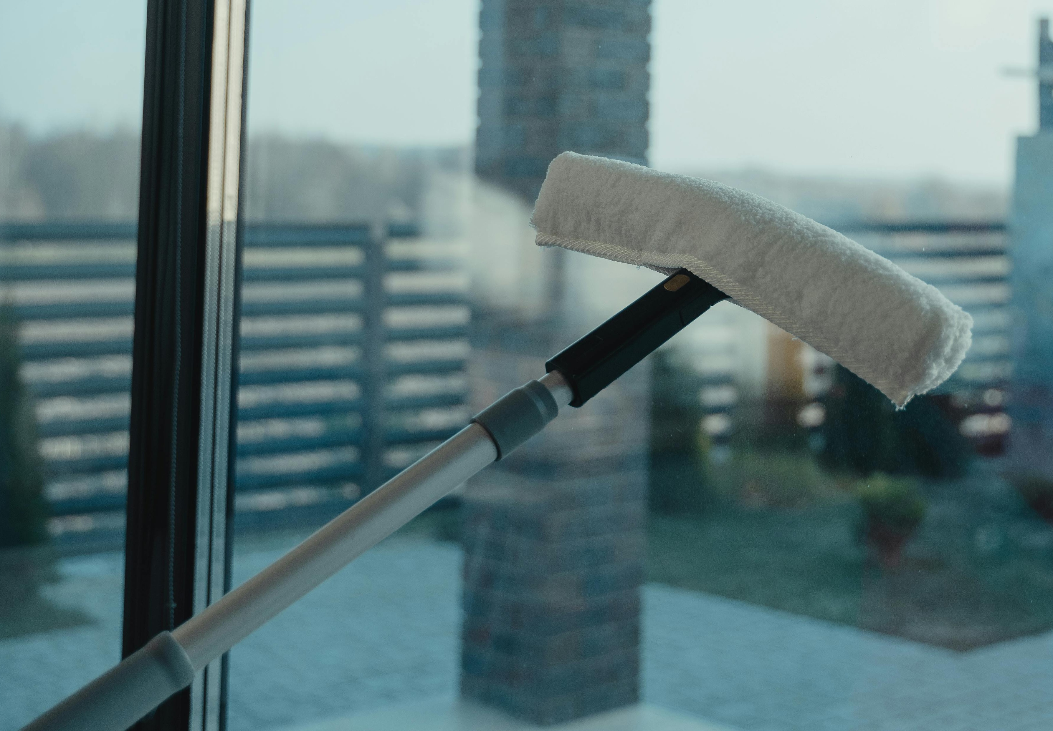 窗戶髒到霧茫茫！達人教你用「平板拖把」　免買刮刀玻璃秒透亮