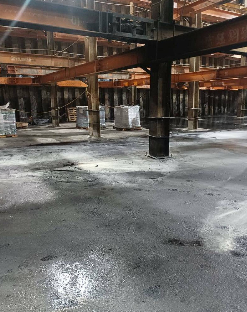 楠梓產業園區的污水池工地地下三層地基在施工時燃燒瀝青著火,已由員工自行撲滅。(翻攝畫面)