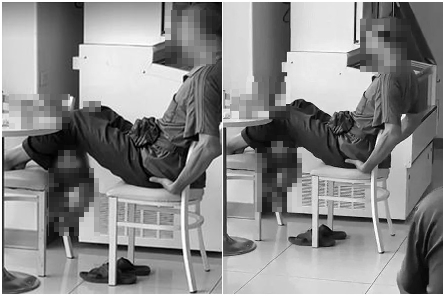 一名父親用雙腳夾住男嬰頸部，且將男嬰整個騰空拉起，還不以為意的看著面色脹紅的孩子不斷嚎啕大哭。（翻攝自爆料公社）