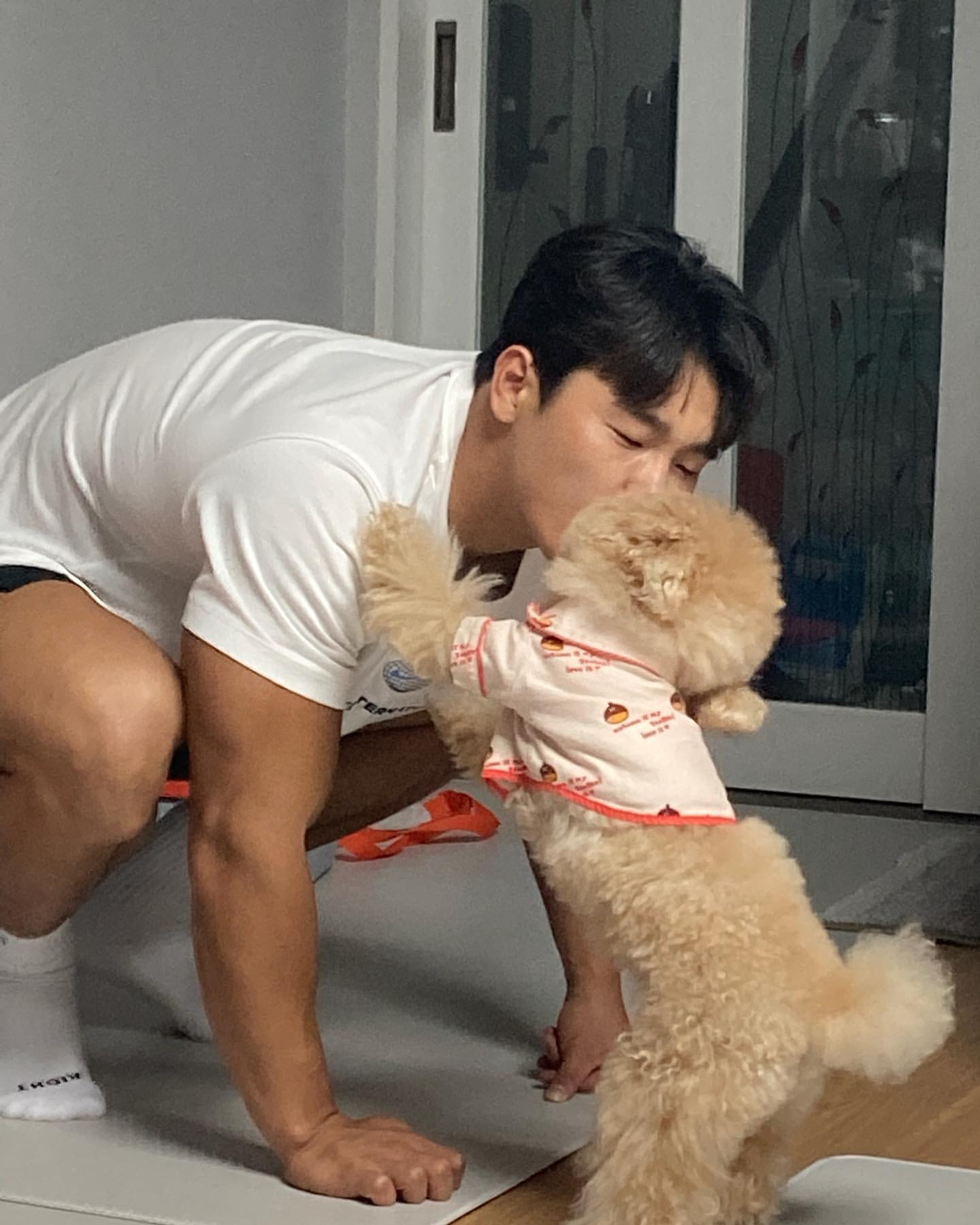 尹誠彬與愛犬Genie感情很好,雖然常因集訓不在家,但每次Genie看到他就會主動要親親。(翻攝尹誠彬IG)