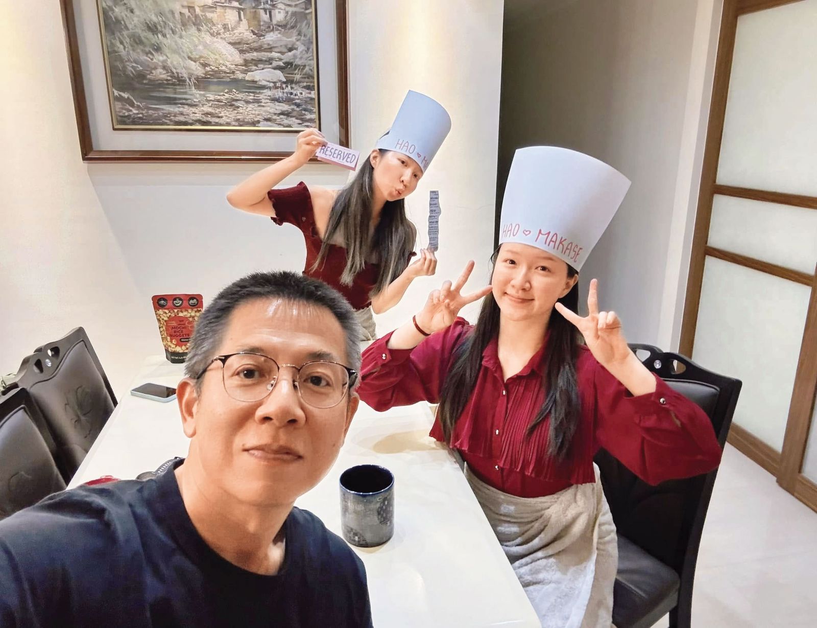 郝旭烈常與2個女兒分享生活財商觀念，他說，投資就像食物口味，強推沒有意義，適合最重要。（翻攝自郝旭烈臉書）