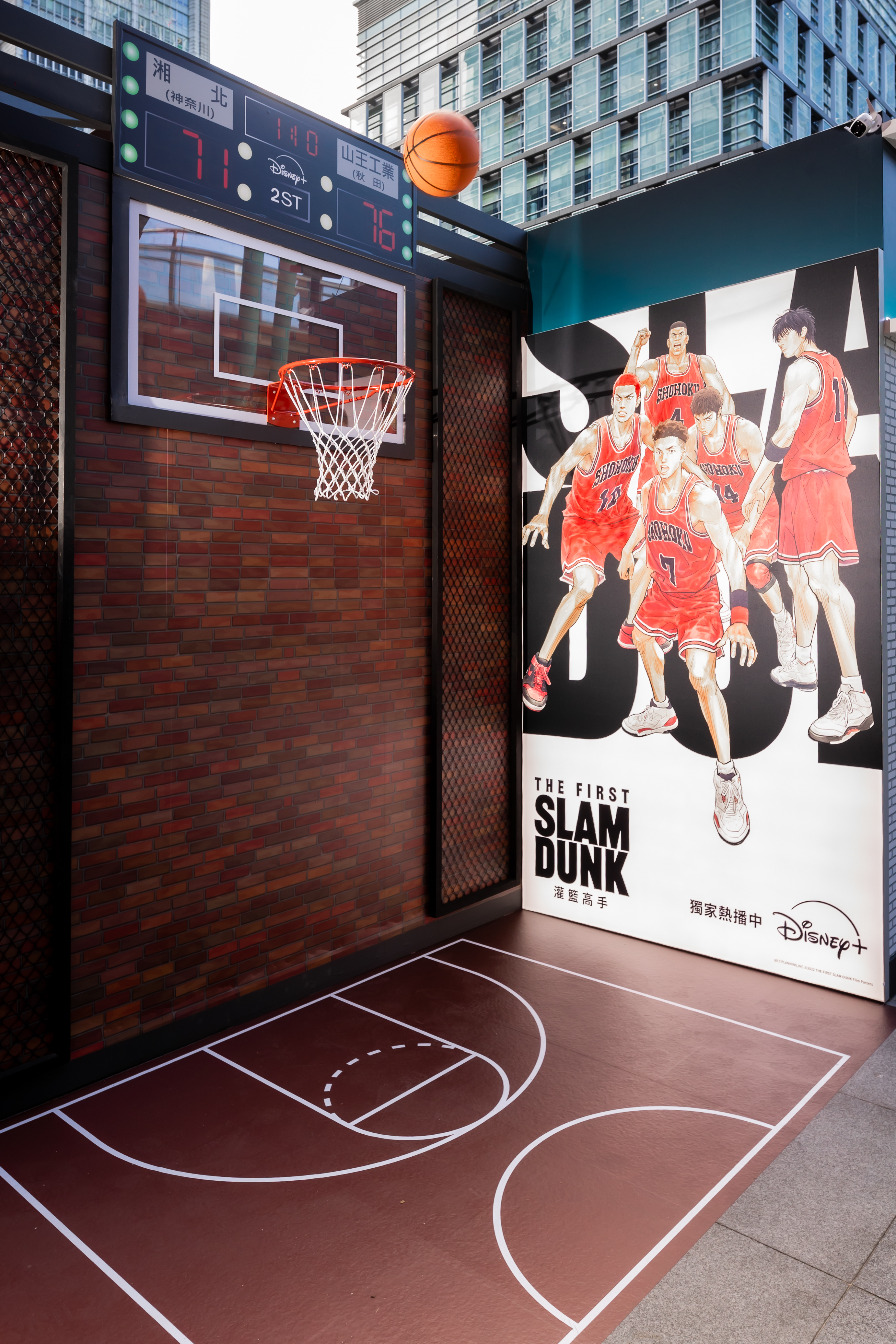 《灌籃高手THE FIRST SLAM DUNK》主題籃球場,重溫灌籃的熱血。(Disney+提供)