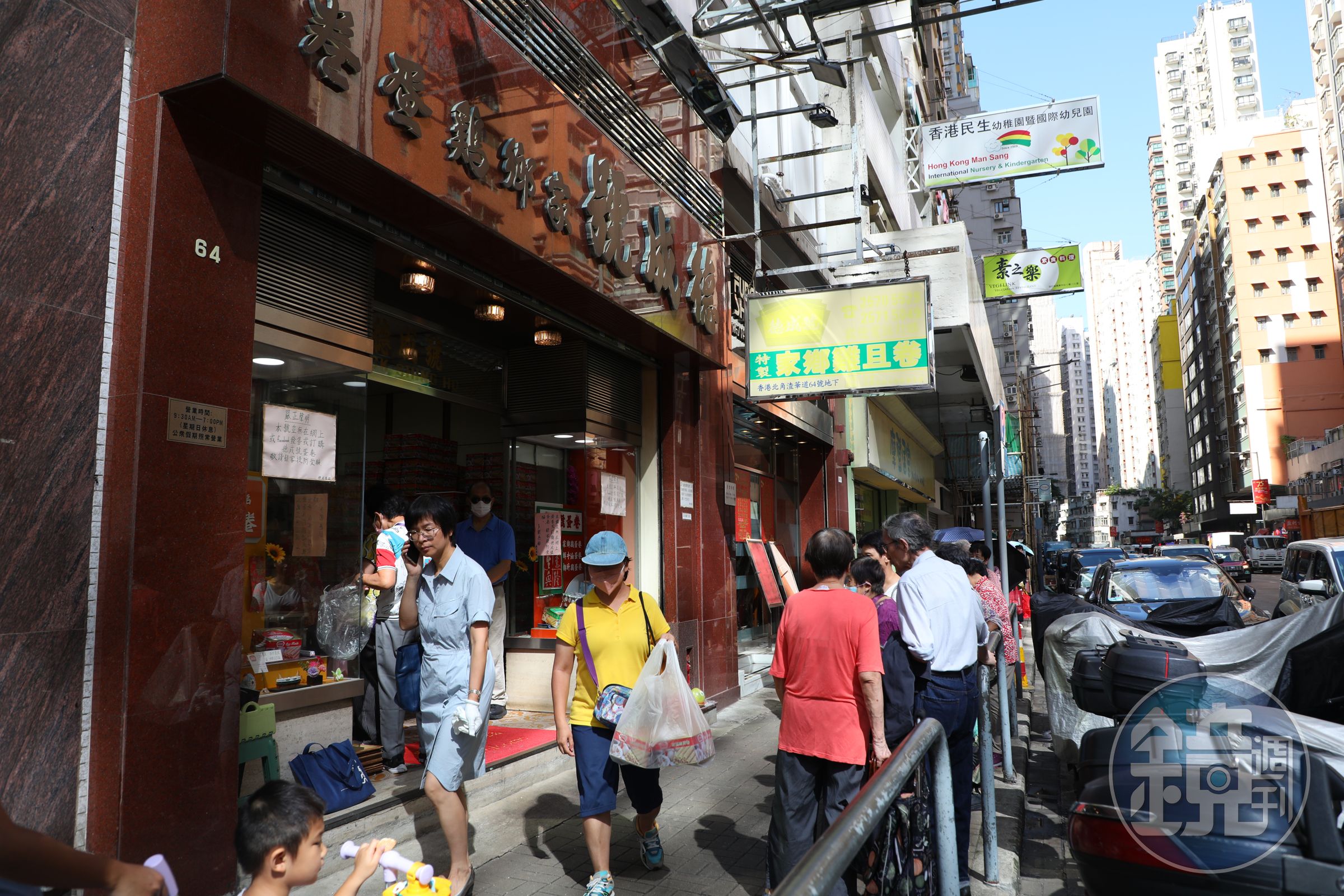 開門沒多久，就有人拿著戰利品出來。