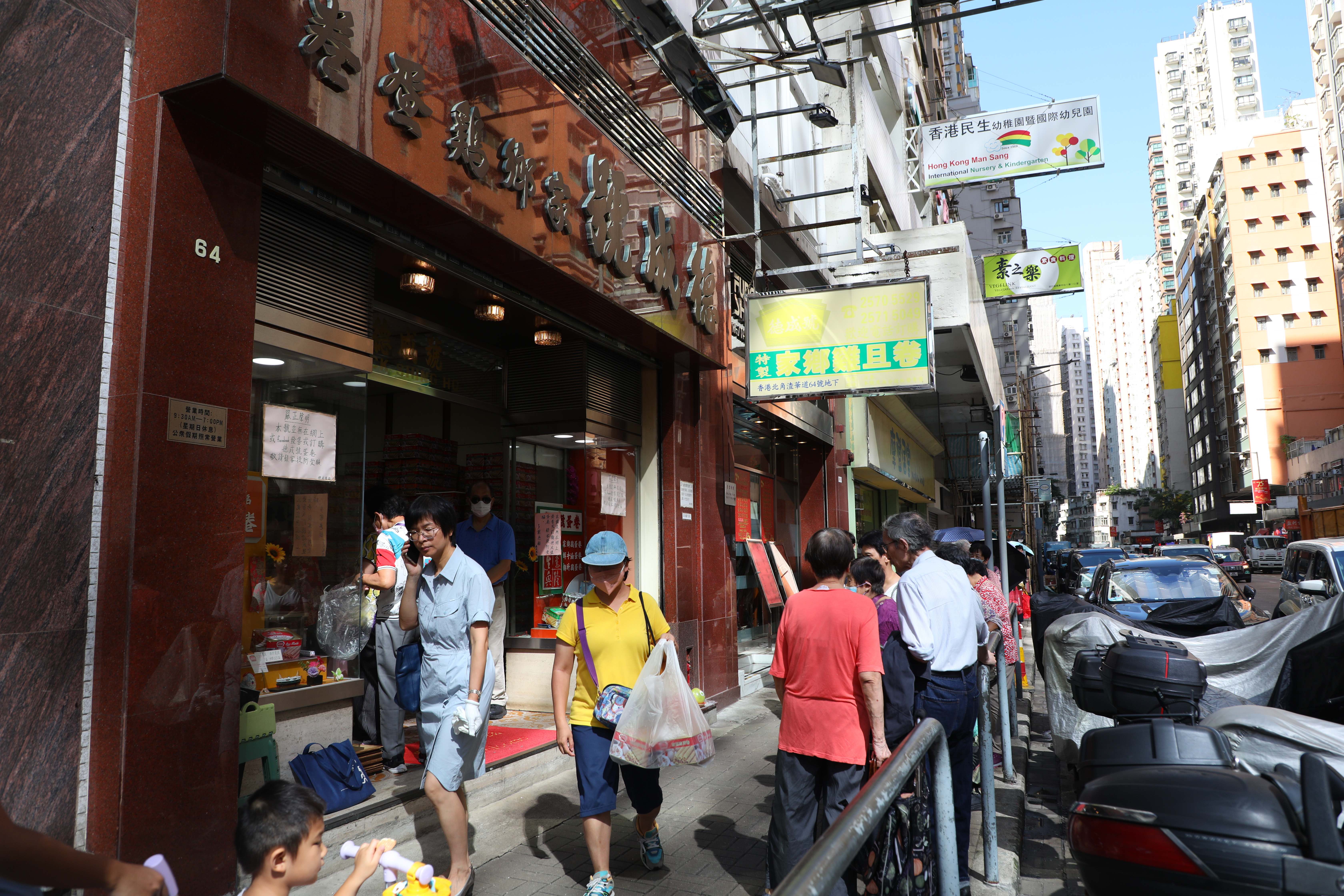 開門沒多久，就有人拿著戰利品出來。