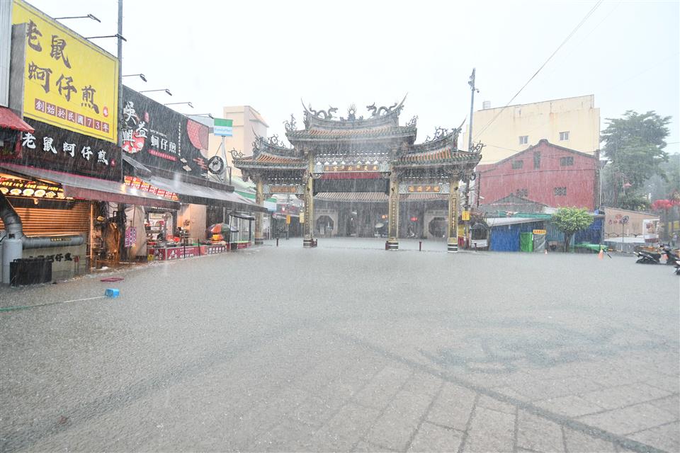 彰化今日降下驚人暴雨，許多縣民期待停班停課因應防災，不過縣府表示明仍維持正常上班上課。（彰化縣府提供）