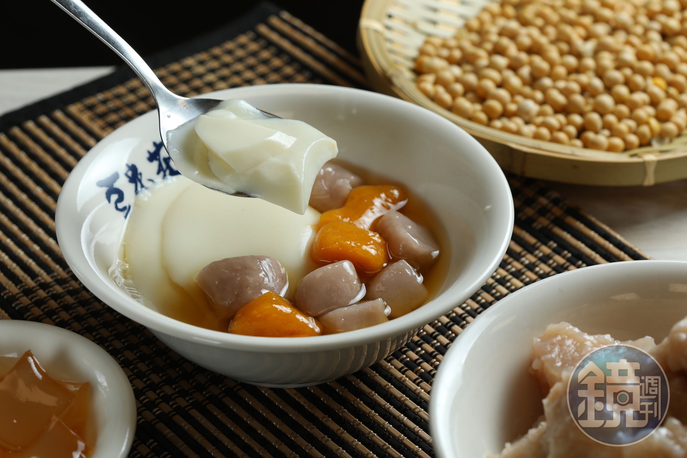 淋上新鮮甘蔗糖水的「芋圓豆花」，也是豆花莊的人氣商品。(55元／份）
