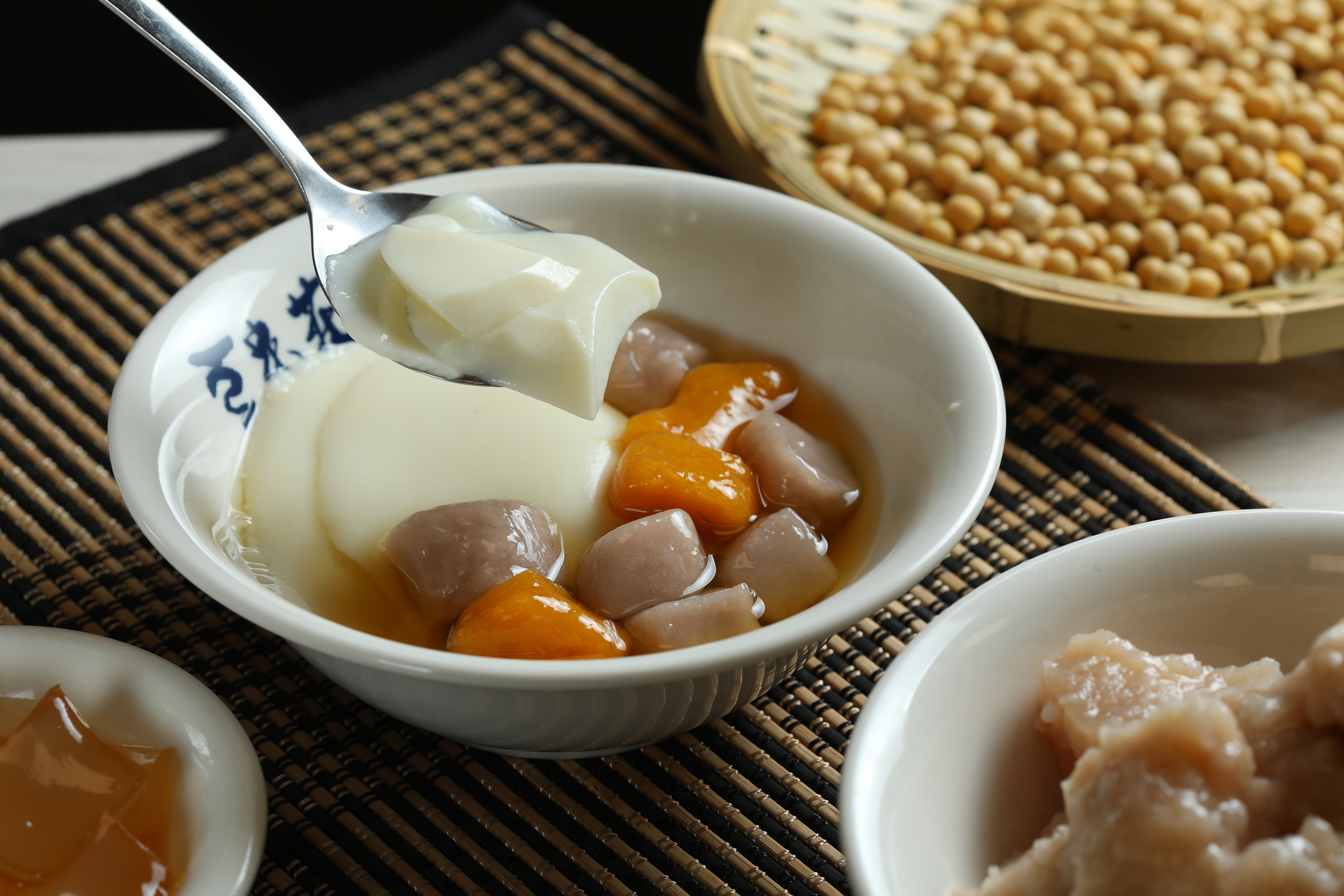 淋上新鮮甘蔗糖水的「芋圓豆花」，也是豆花莊的人氣商品。(55元／份）