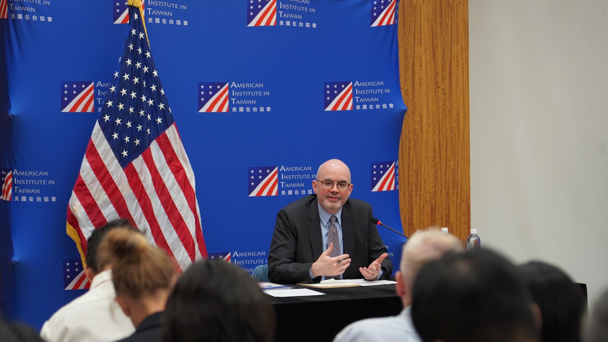 AIT新任處長谷立言日前召開首場記者會時，被問及柯文哲爭議，谷立言就表示「台灣內政議題，美方不多做評論」。（翻攝AIT臉書）