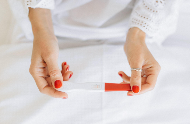 婦產科醫師林思宏分享，一名女性準備驗孕，但她誤解「小便」意思，不久後端出杯「大便」給護理師。（示意圖，取自pexels）