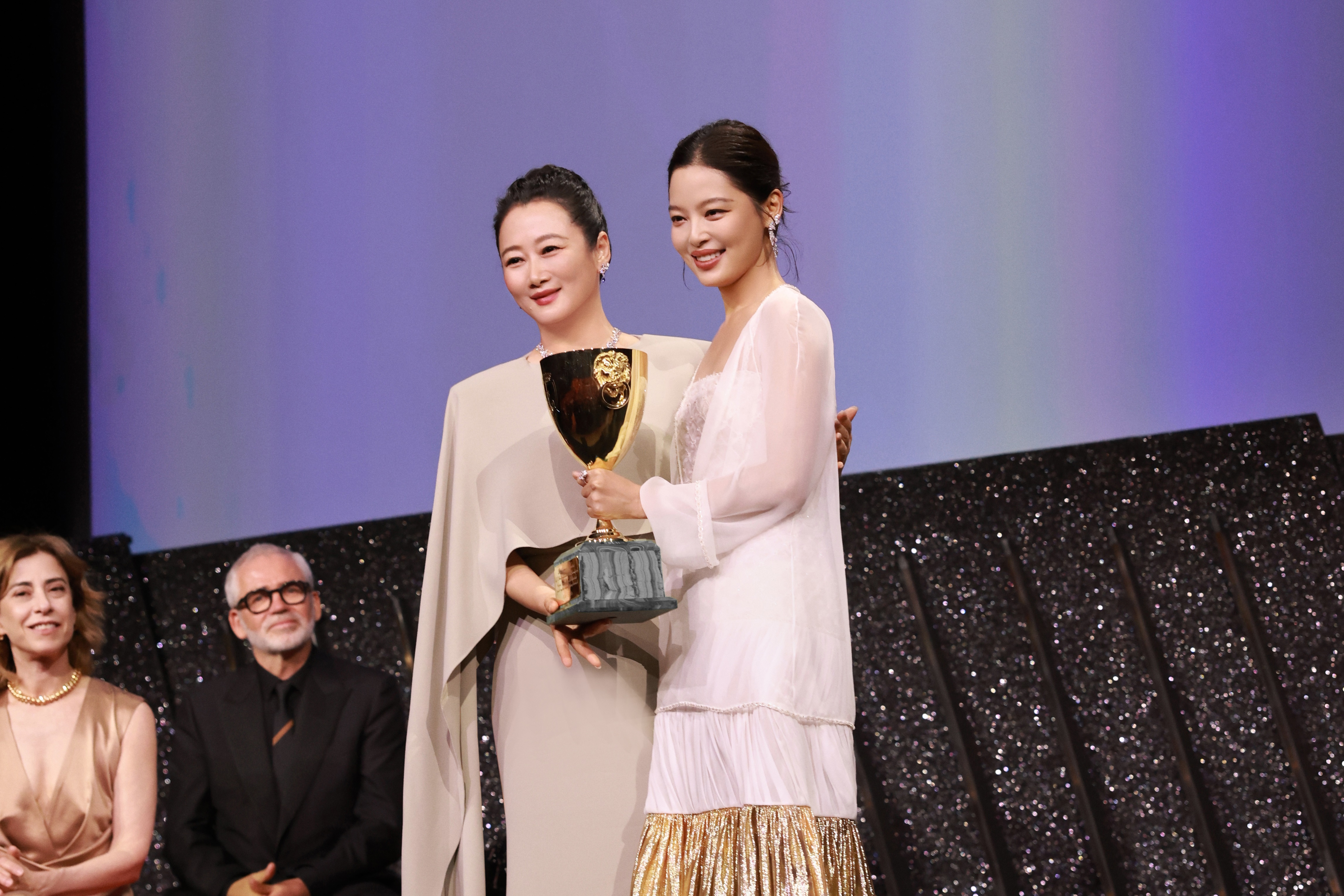 辛芷蕾以電影《日掛中天》奪下本屆最佳女演員大獎，成為繼鞏俐、葉德嫻後，第三位威尼斯影展華人影后。（翻攝自辛芷蕾工作室微博）