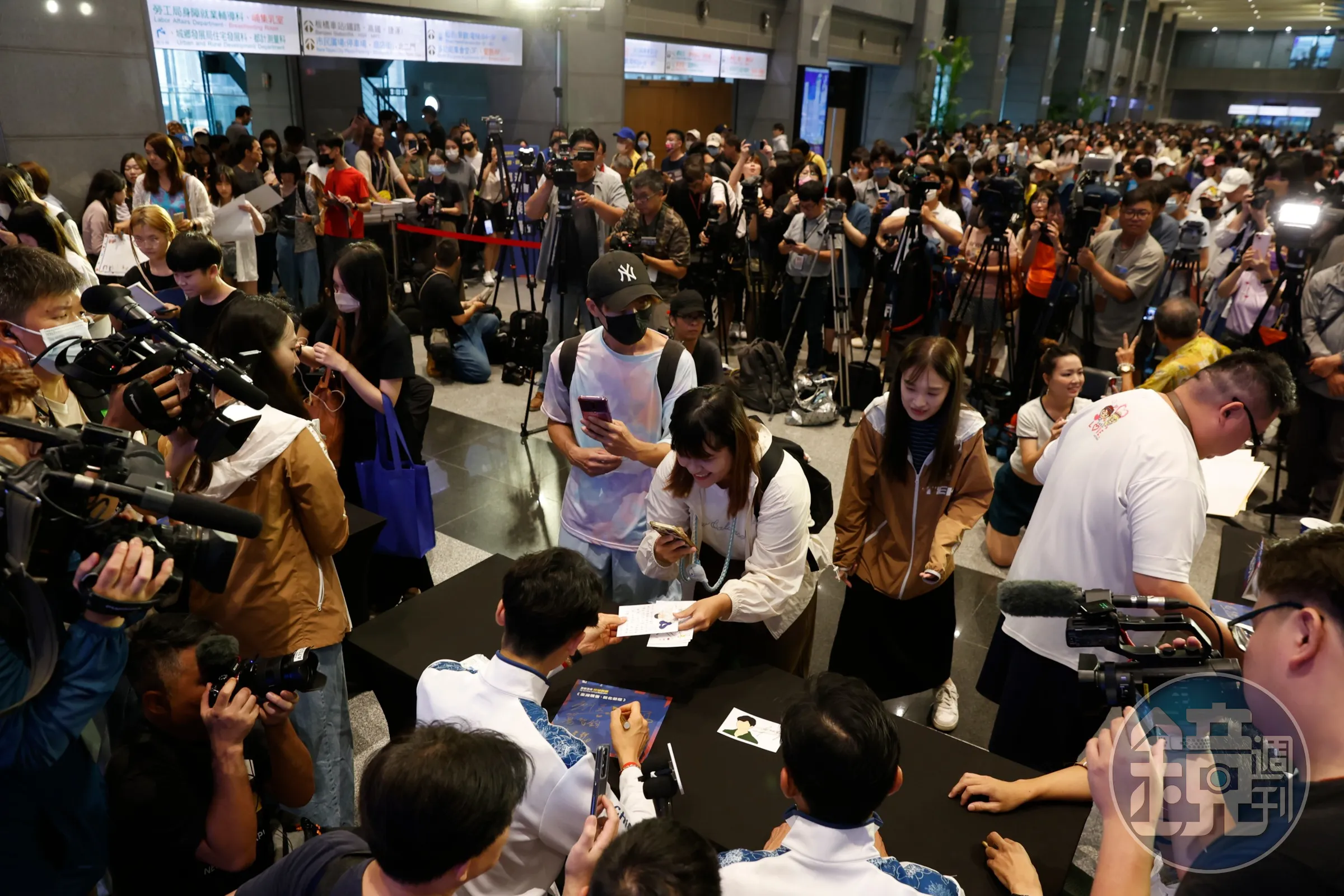 新北市府15日舉辦「奧運選手簽名會」,當天狂簽逾4小時才結束,引發不少粉絲不滿。(本刊資料照)