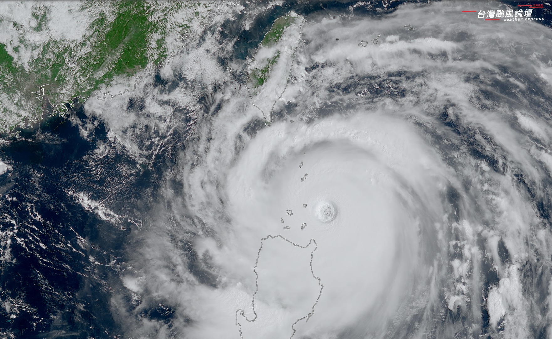 強颱樺加沙暴風圈預估今天中午前觸陸。（翻攝自臉書@台灣颱風論壇｜天氣特急）