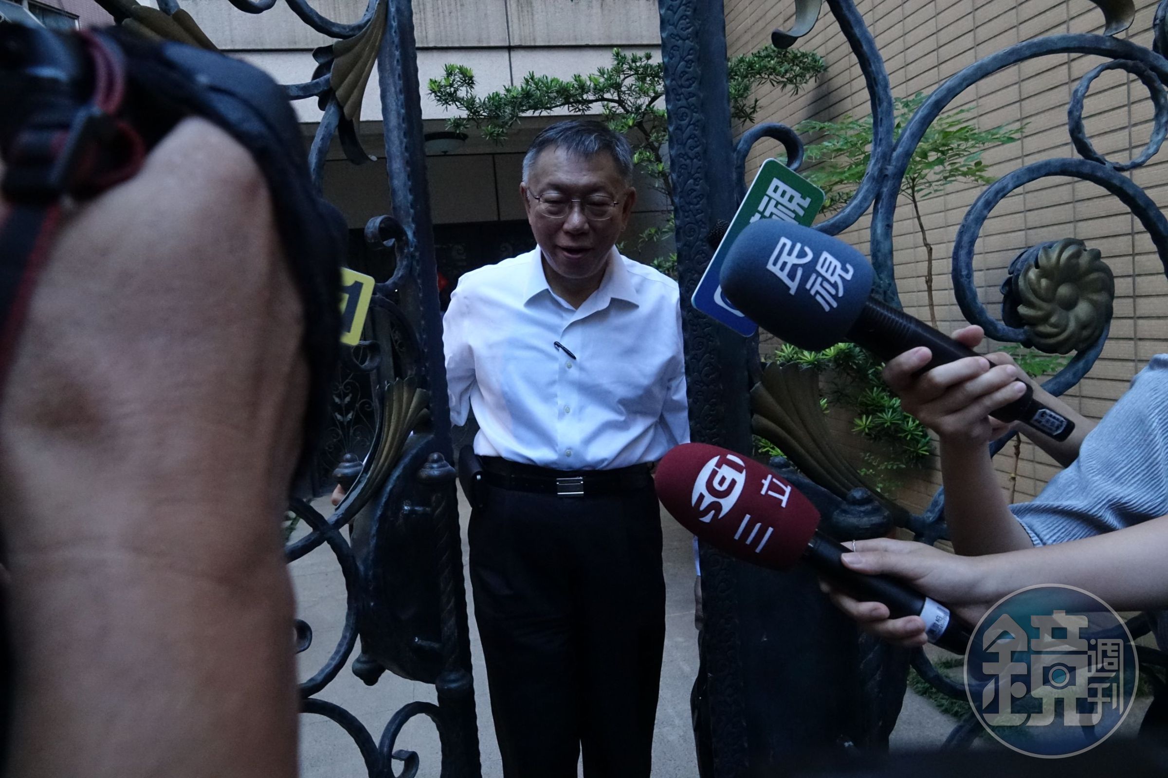 柯文哲今早步出家門，預計9點半前會到北檢。