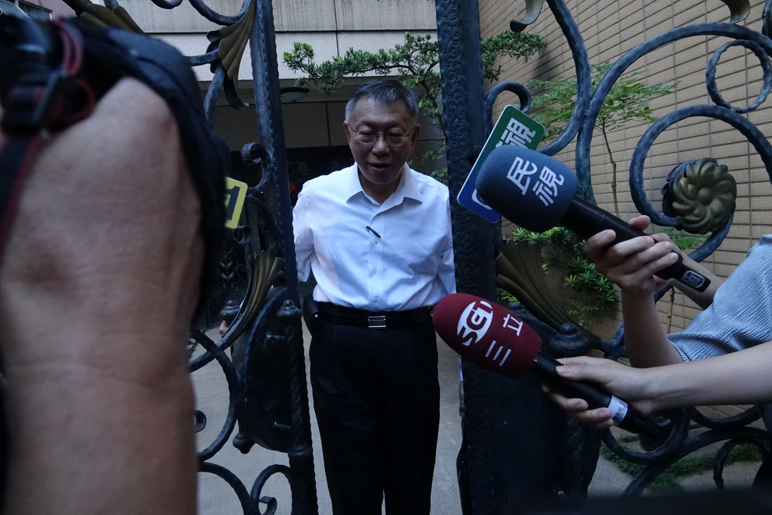 柯文哲今早步出家門,預計9點半前會到北檢。