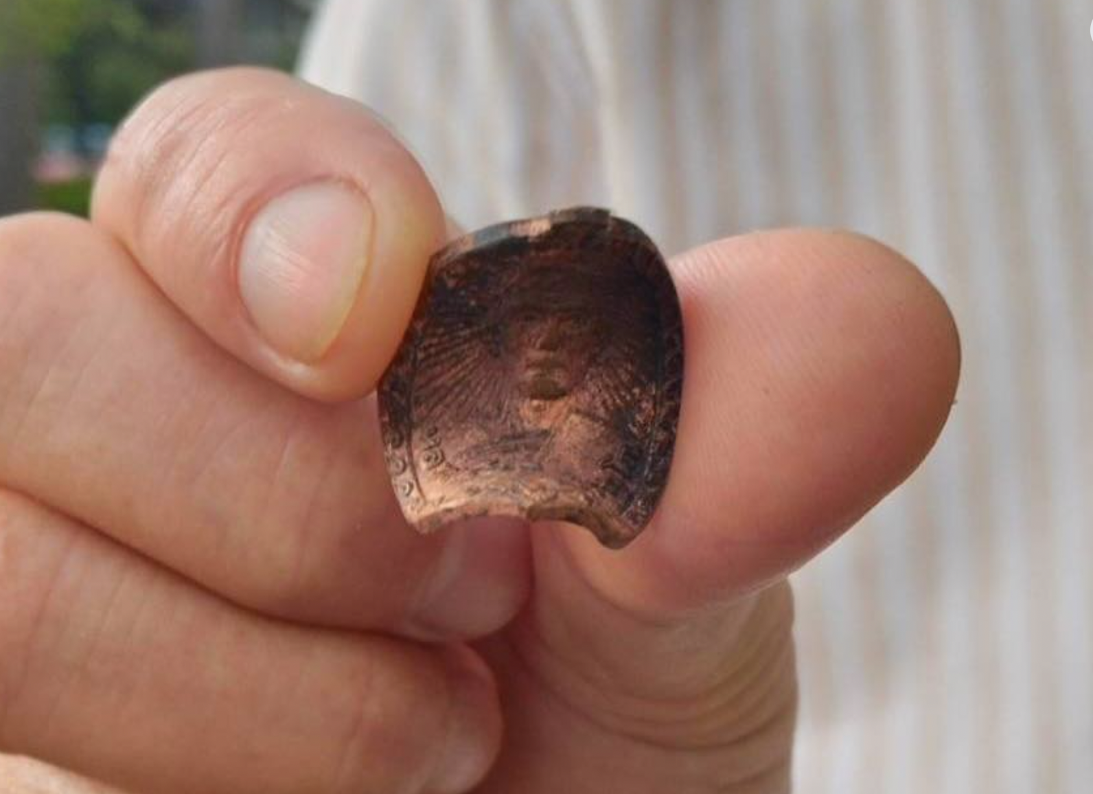 就是這塊佛牌,救回Pornchai一命。(翻攝自臉書Two News)