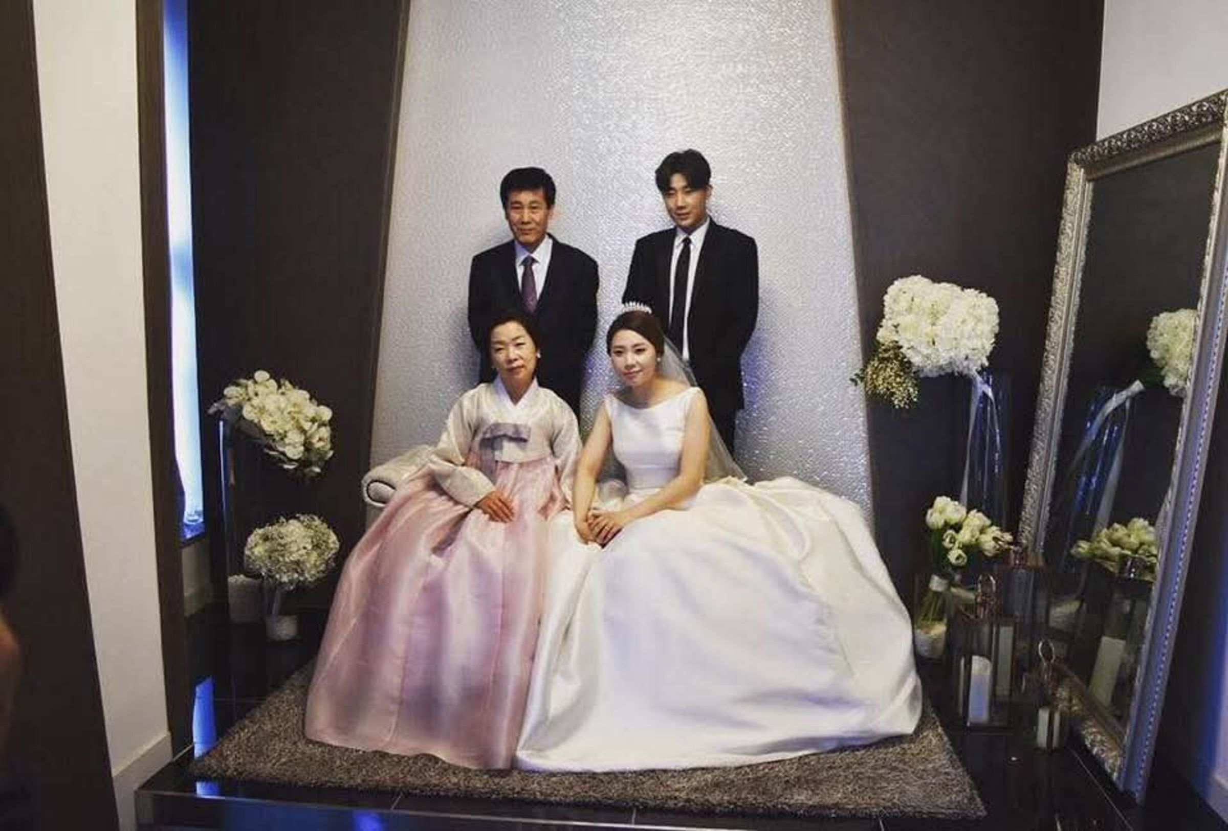金聖圭（右後）的姐姐（右前）於2017年結婚。（網路圖片）