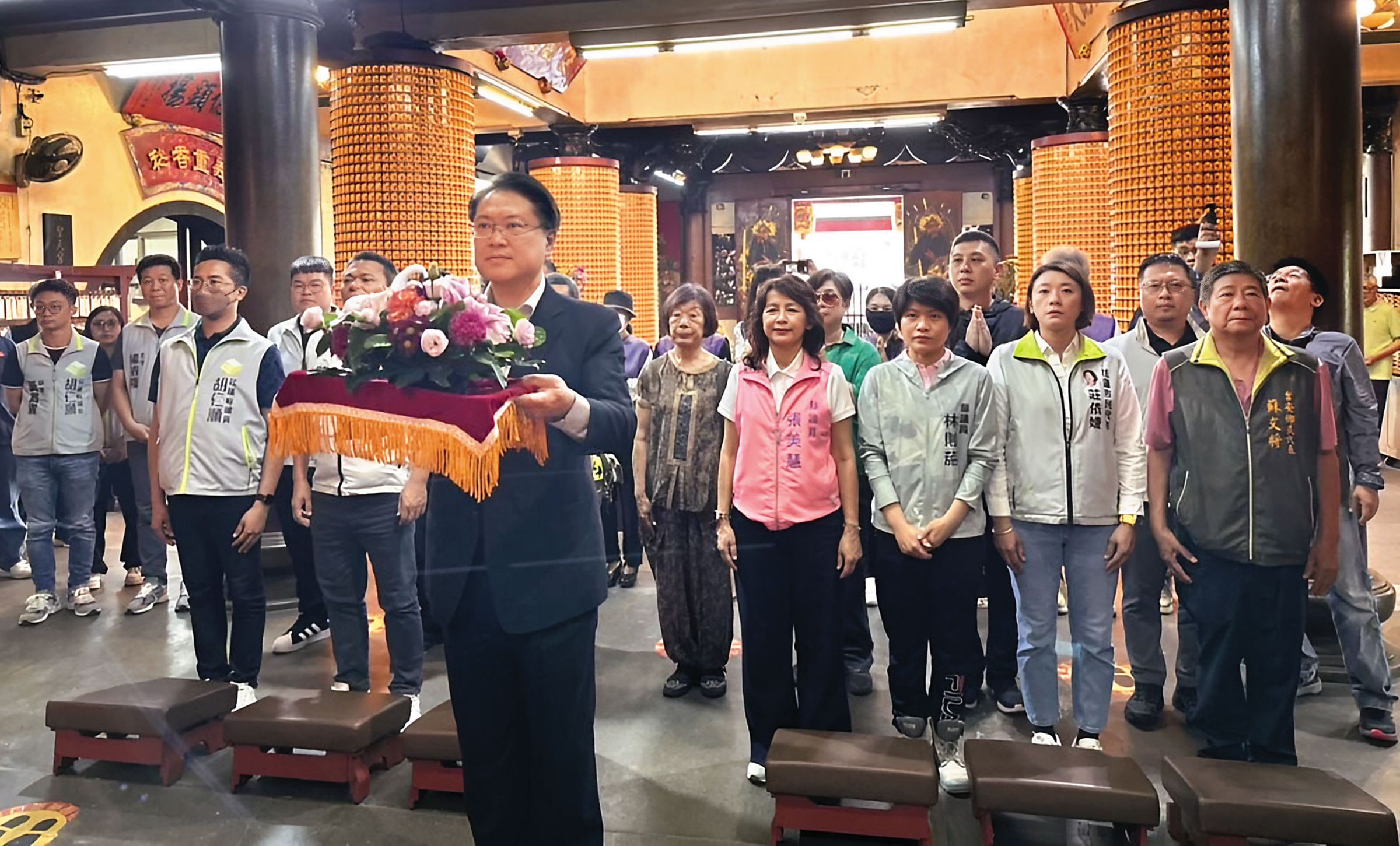 民進黨祕書長林右昌上週末到花蓮聖天宮參拜，被認為是踩點傅崐萁的信仰中心。（民進黨提供）