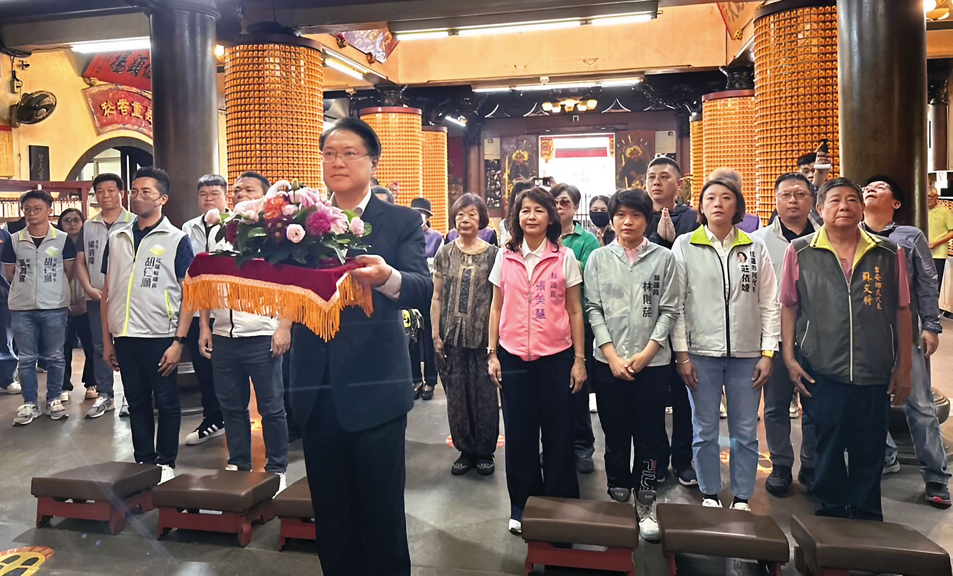 民進黨祕書長林右昌上週末到花蓮聖天宮參拜，被認為是踩點傅崐萁的信仰中心。（民進黨提供）