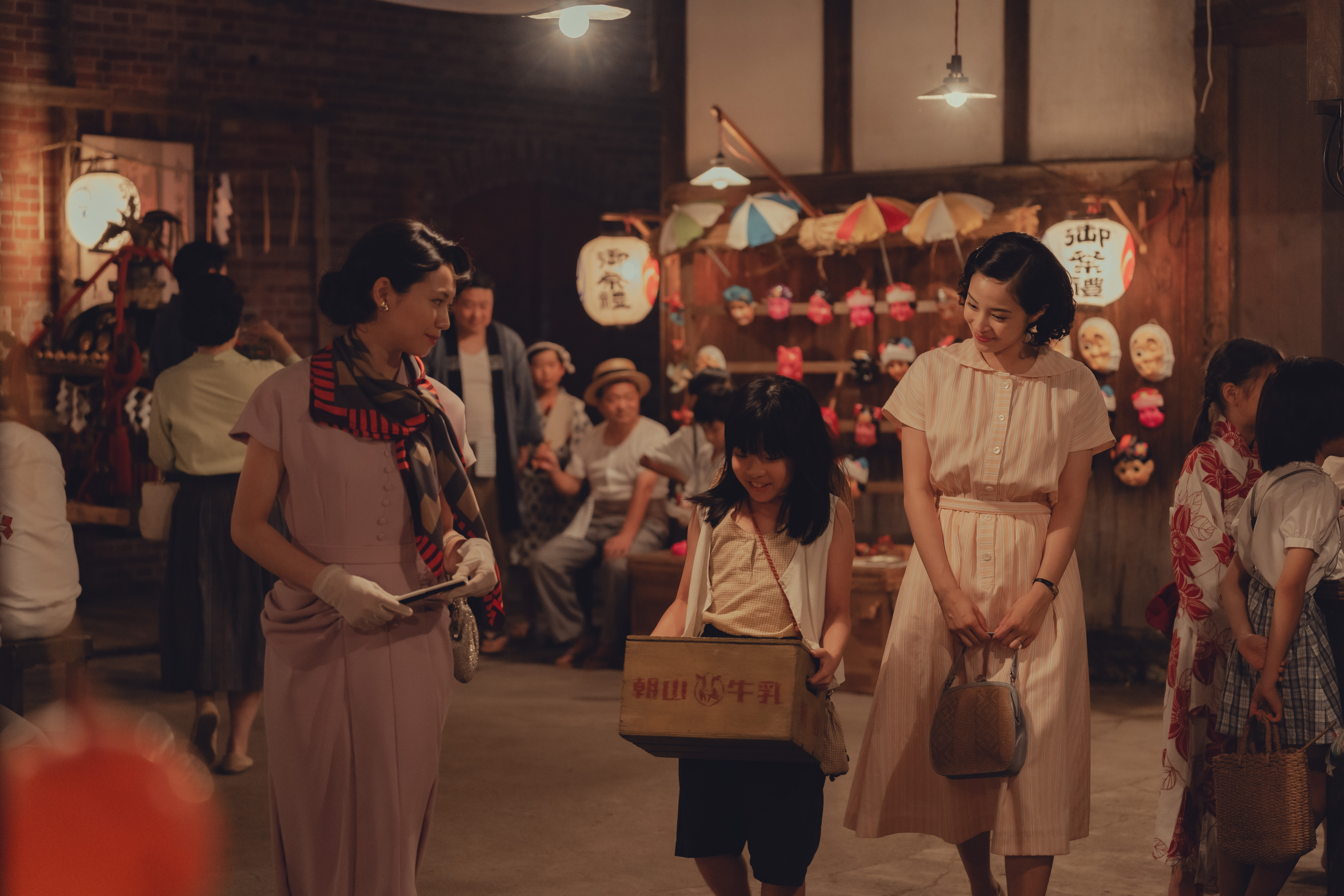 廣瀨鈴（右）與二階堂富美（左）主演的《群山淡景》在美術、場景上跳脫歷史細節，展現更多創意。（東昊提供）