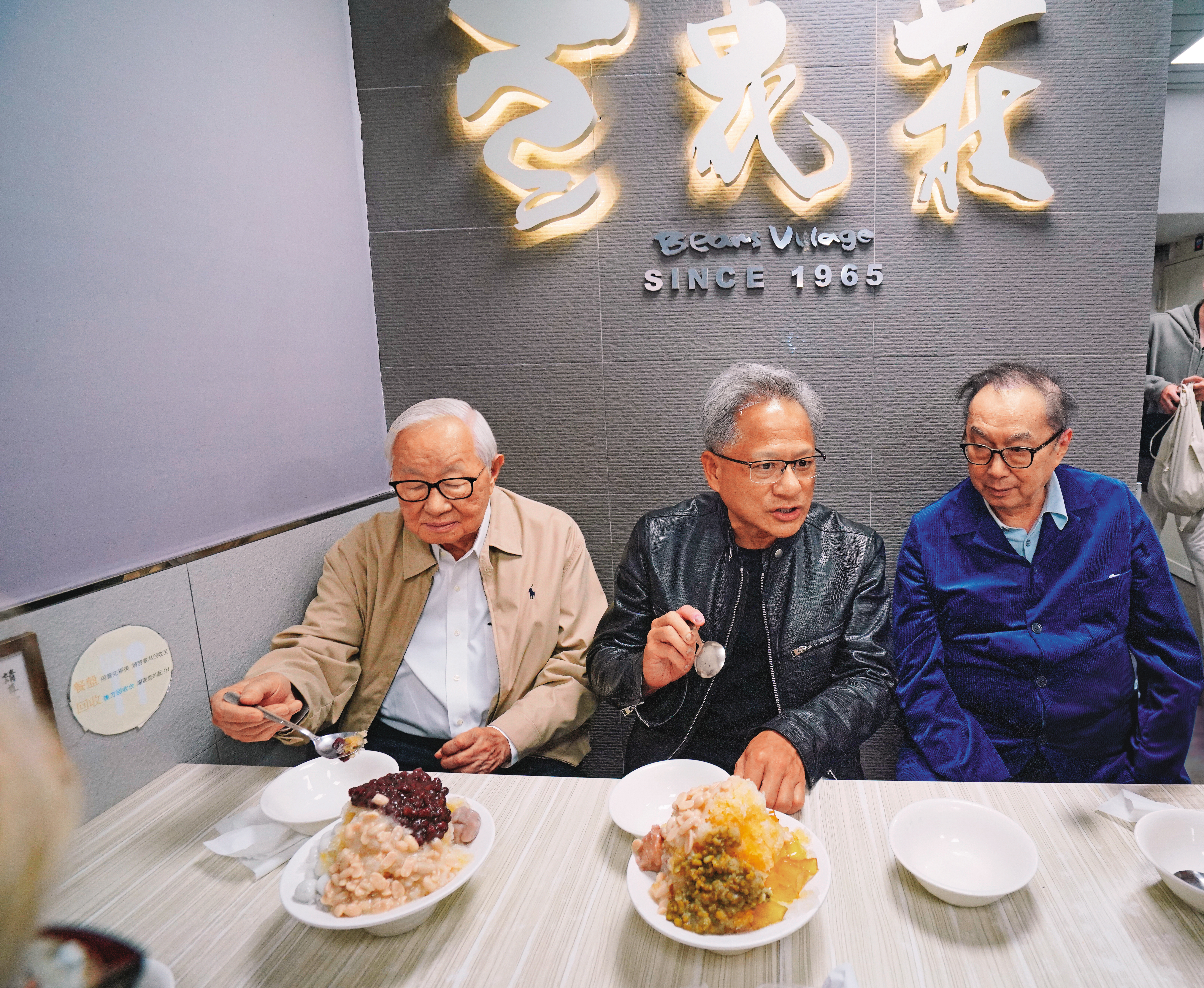 日前，輝達執行長黃仁勳（中）帶著台積電創辦人張忠謀（左）、廣達董事長林百里（右），到豆花莊大啖沁涼甜品。