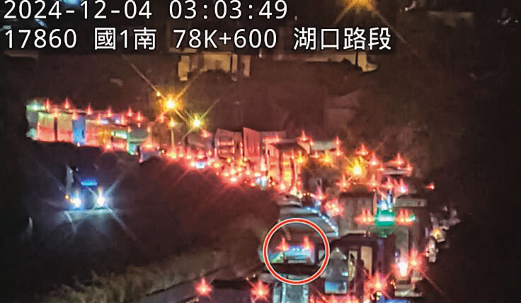 根據監視畫面顯示，國道新竹段當時因發生車禍回堵，陳梅慧車輛塞在內車道，慘遭後方車輛（紅圈處）以近百公里時速撞上。（國道2隊提供）