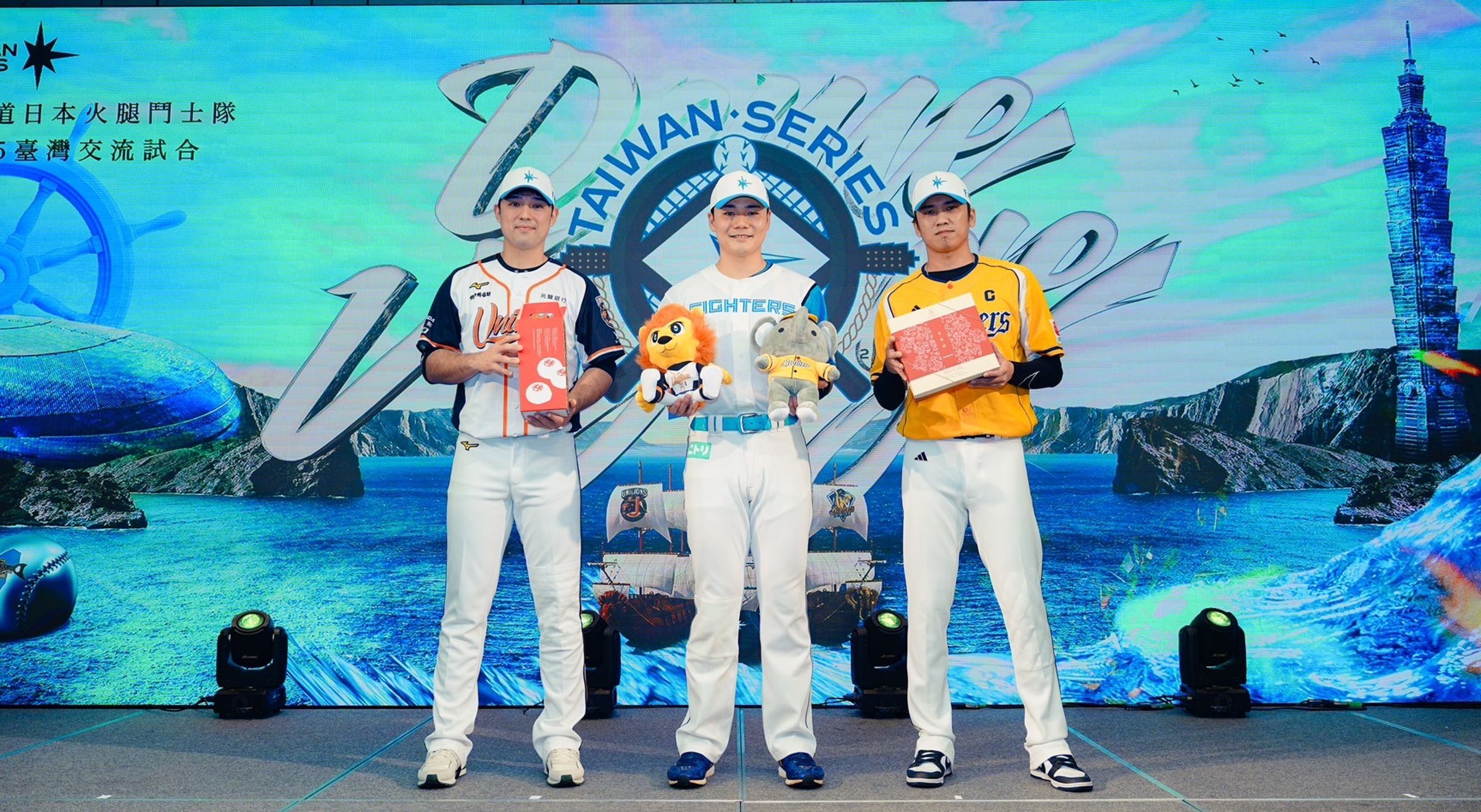 清宮幸太郎贈送這次海外交流賽的特製款鬥士隊球帽給王威晨與林安可,兩位中職球員則回送代表球隊的吉祥物小翔與萊恩以及台中老婆餅與台南椪餅。(翻攝自統一獅官方粉絲團)