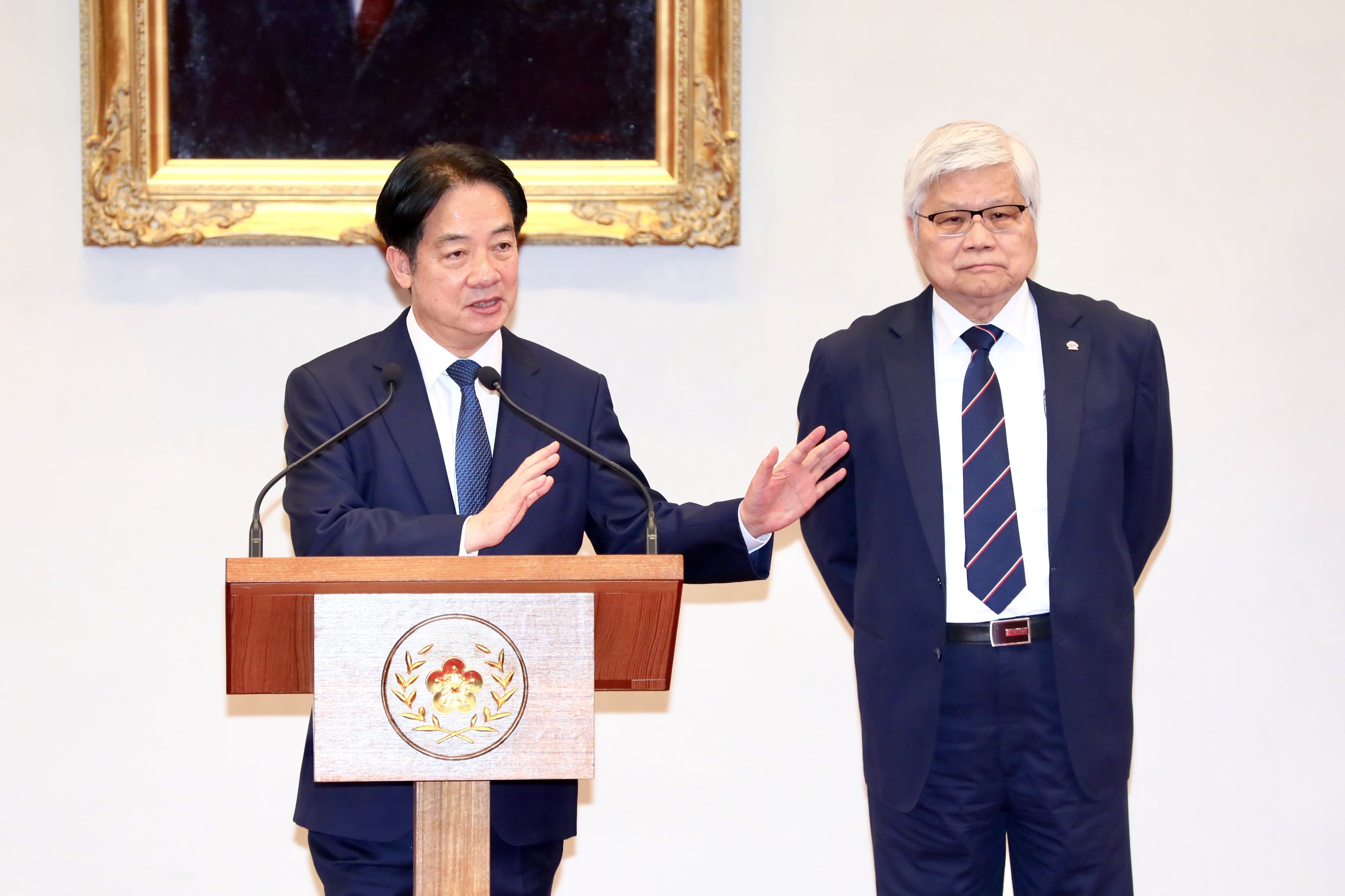 賴清德（左）和魏哲家（右）今在總統府舉行記者會。