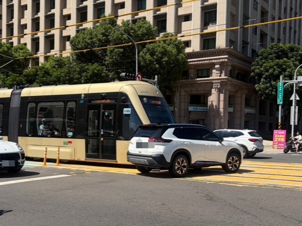 淡海輕軌今日遭休旅車擦撞,幸無造成人員傷亡。(翻攝畫面)