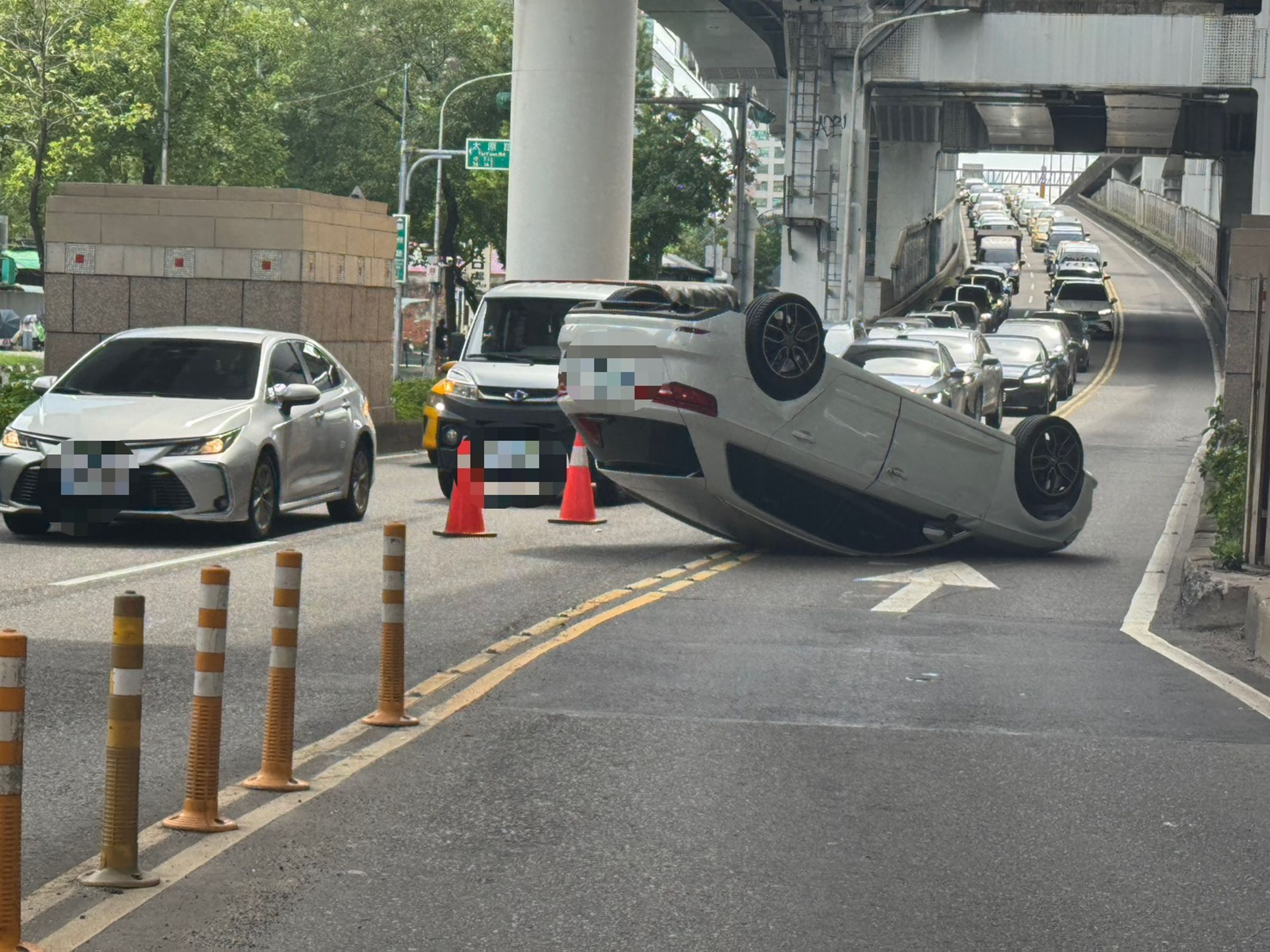翻車事故造成市民高架東向上橋處一度封閉，對向車道也縮減造成回堵。翻攝畫面