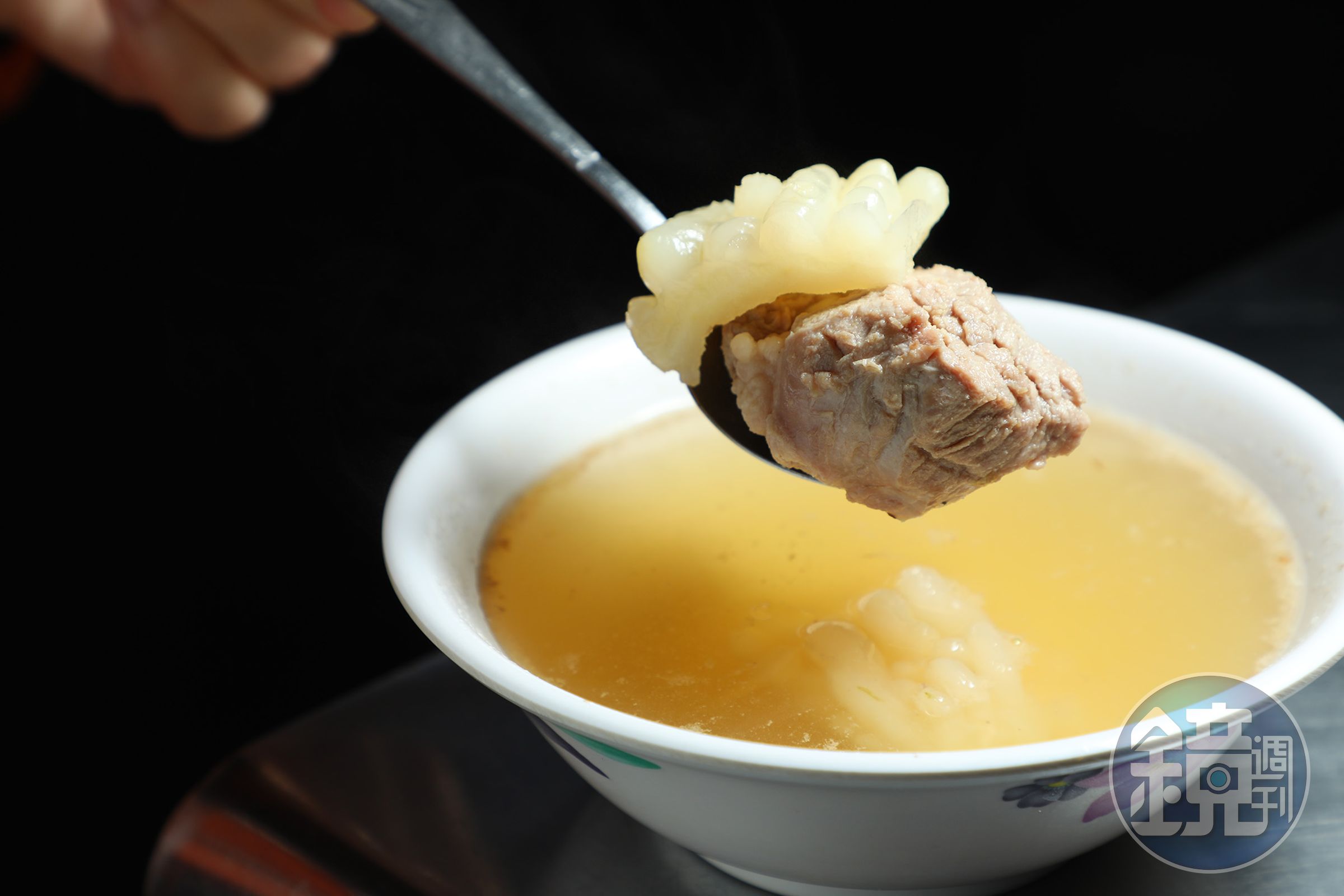 「苦瓜排骨湯」喝起來清甜回甘，很適合搭配油脂豐富的焢肉飯。（50元／份）