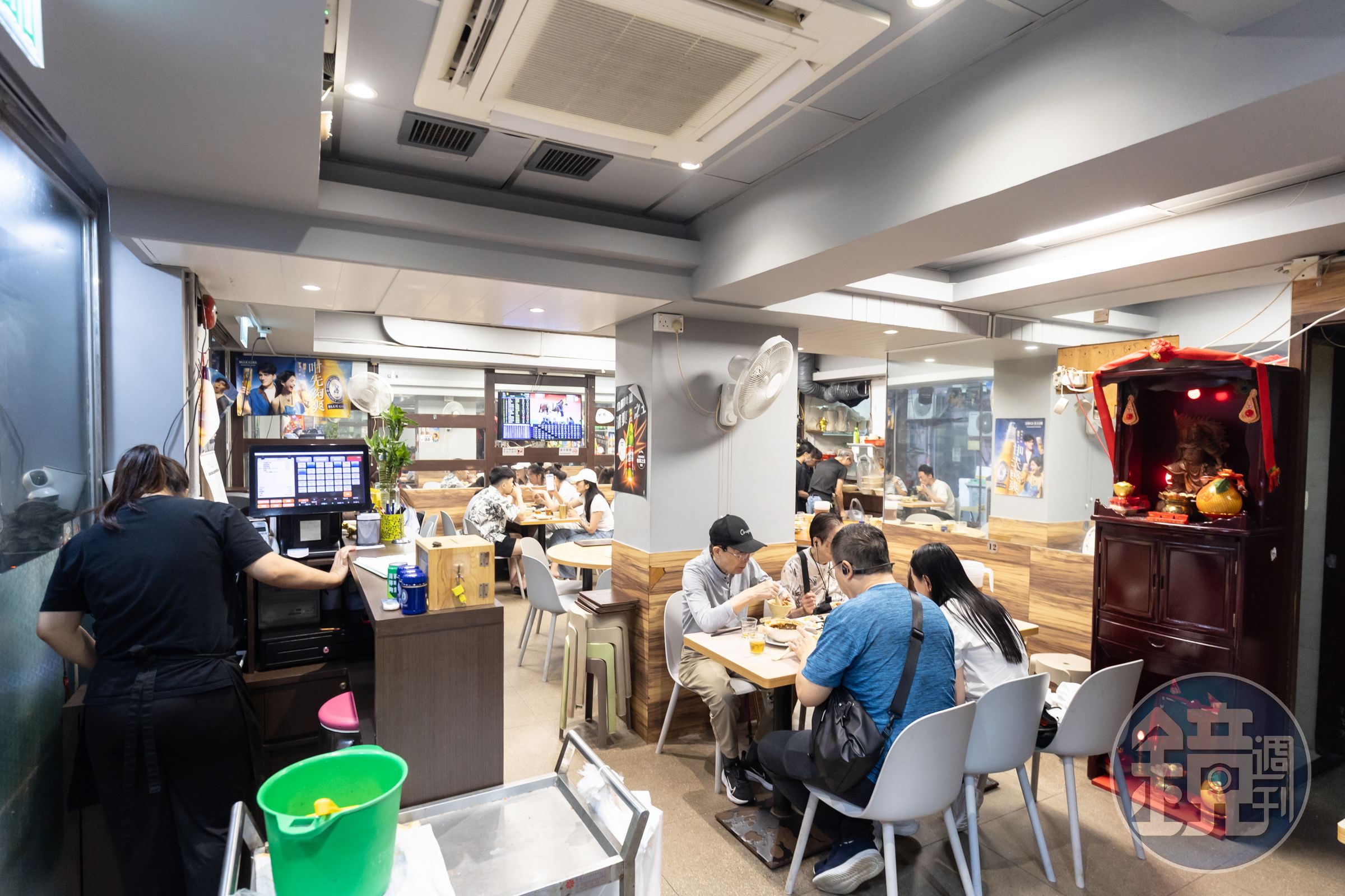 用餐時段經常客滿，建議先電話訂位，可以省去排隊時間。