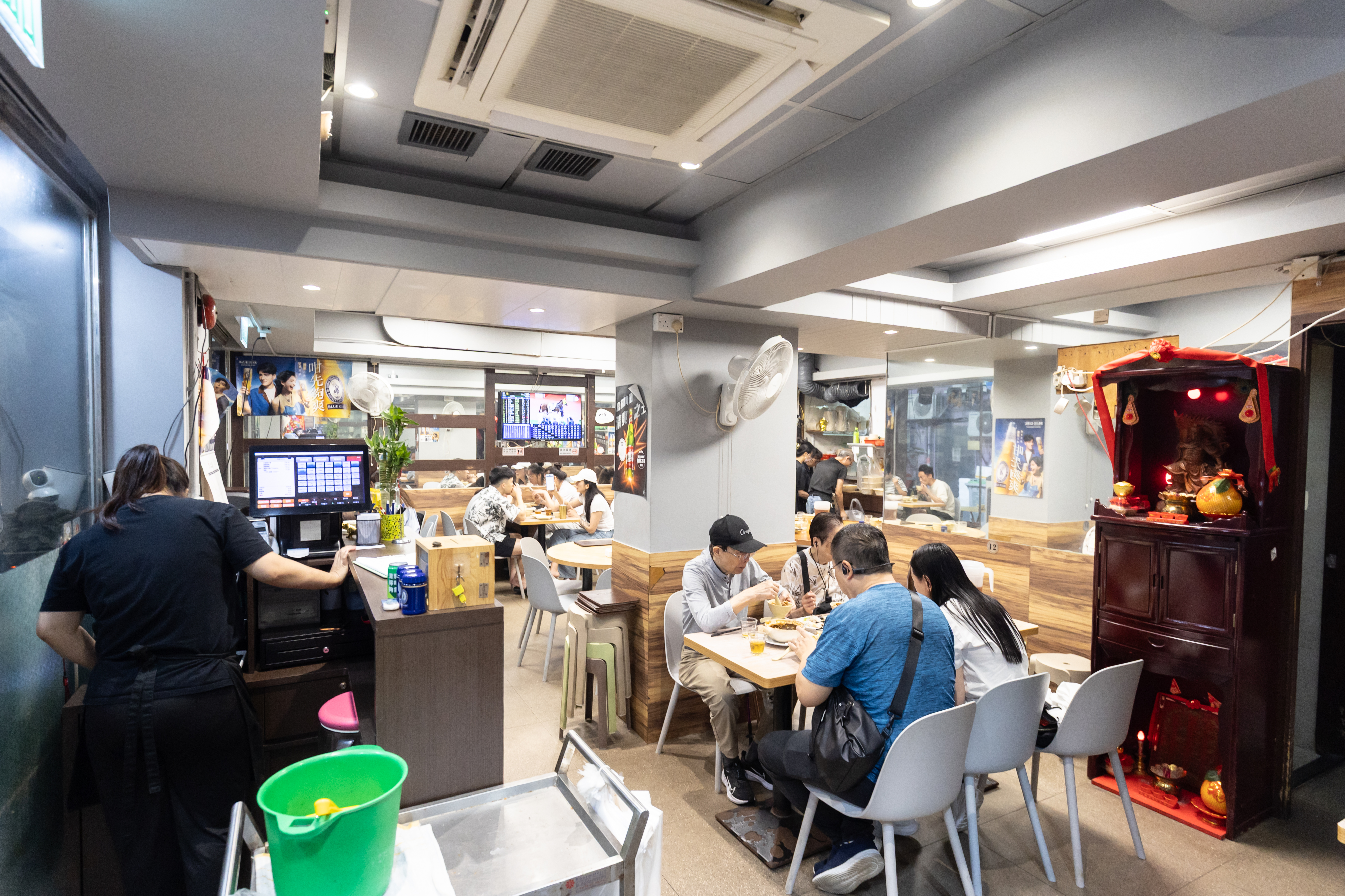 用餐時段經常客滿，建議先電話訂位，可以省去排隊時間。