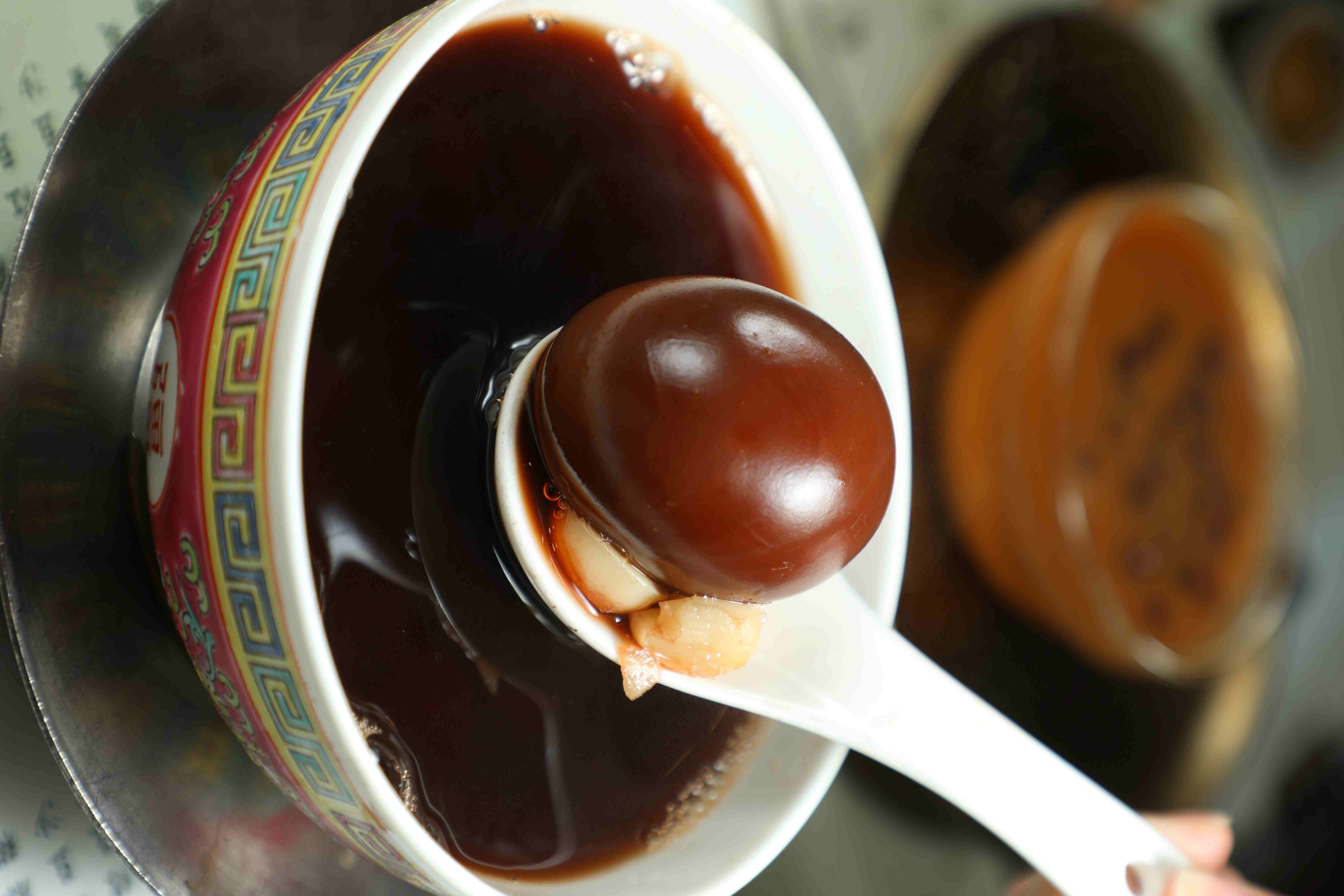 「桑寄生蛋蓮子茶」的製作不易，桑寄生要熬 10 到 12 小時才成茶膽；蓮子每日處理；雞蛋也要浸煮10小時以上。（港幣50元／碗，約NT$207）