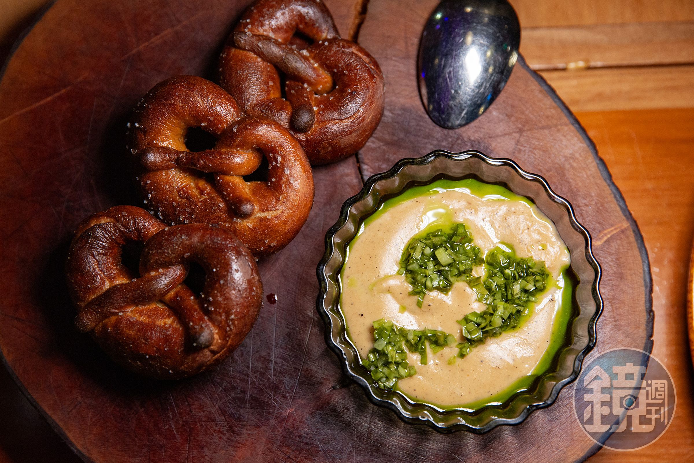 「Pretzels w Chilli Beer Cheese+Onion Weed」以蝴蝶餅搭配辣味啤酒起司醬與野生洋蔥,鹹香濃郁中帶有辛香氣息,展現Graze將簡單點心轉化為創意料理的巧思。(紐幣30元/份,約NT$566)