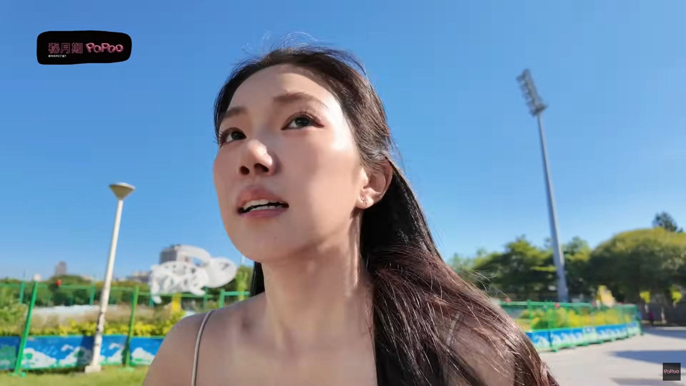 家寧一大早就穿細肩帶小可愛跑到公園。（翻攝「秘月期POPOO」）