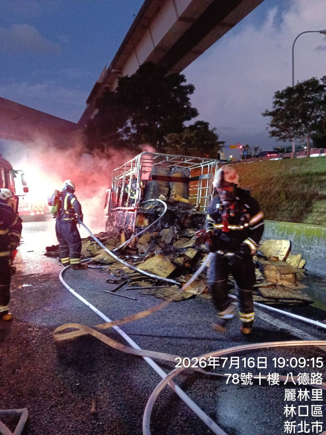 警消撲滅火勢後，小貨車已燒到只剩骨架。翻攝畫面