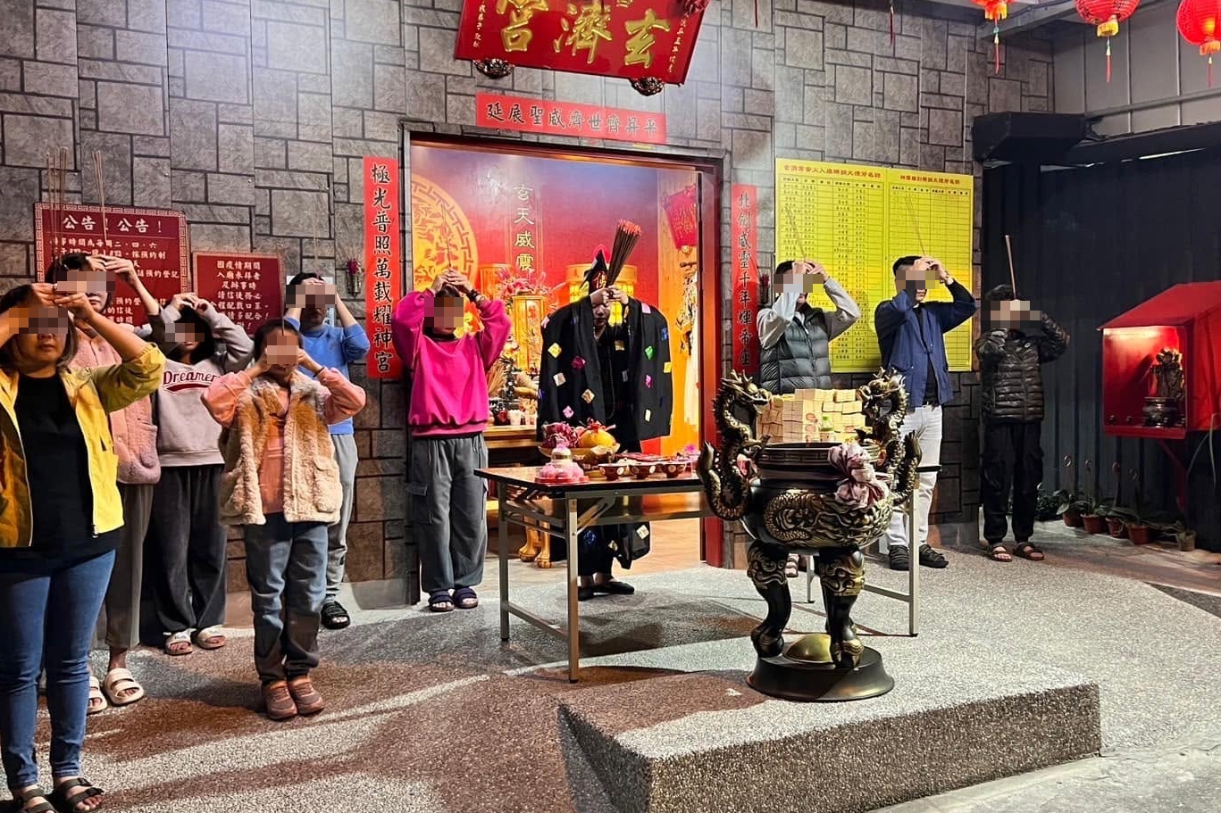 有眼尖網友起底,該處在商業登記上其實是1間「服裝零售店」,根本查無任何寺廟登記。(翻攝自玄濟宮臉書)