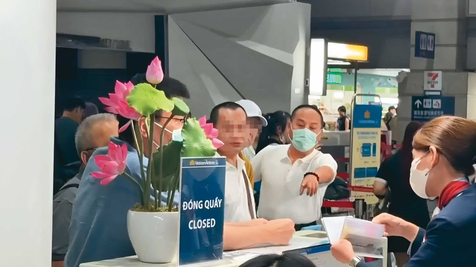 2026/08/17 趙建銘友人要求記者「別再一直拍了」，陳幸妤認出此人是趙的昔日獄友，巧合的是，本刊直擊對方與趙建銘繫戴同款LV皮帶（黃圈處），且常夜訪趙，可見雙方交情深厚