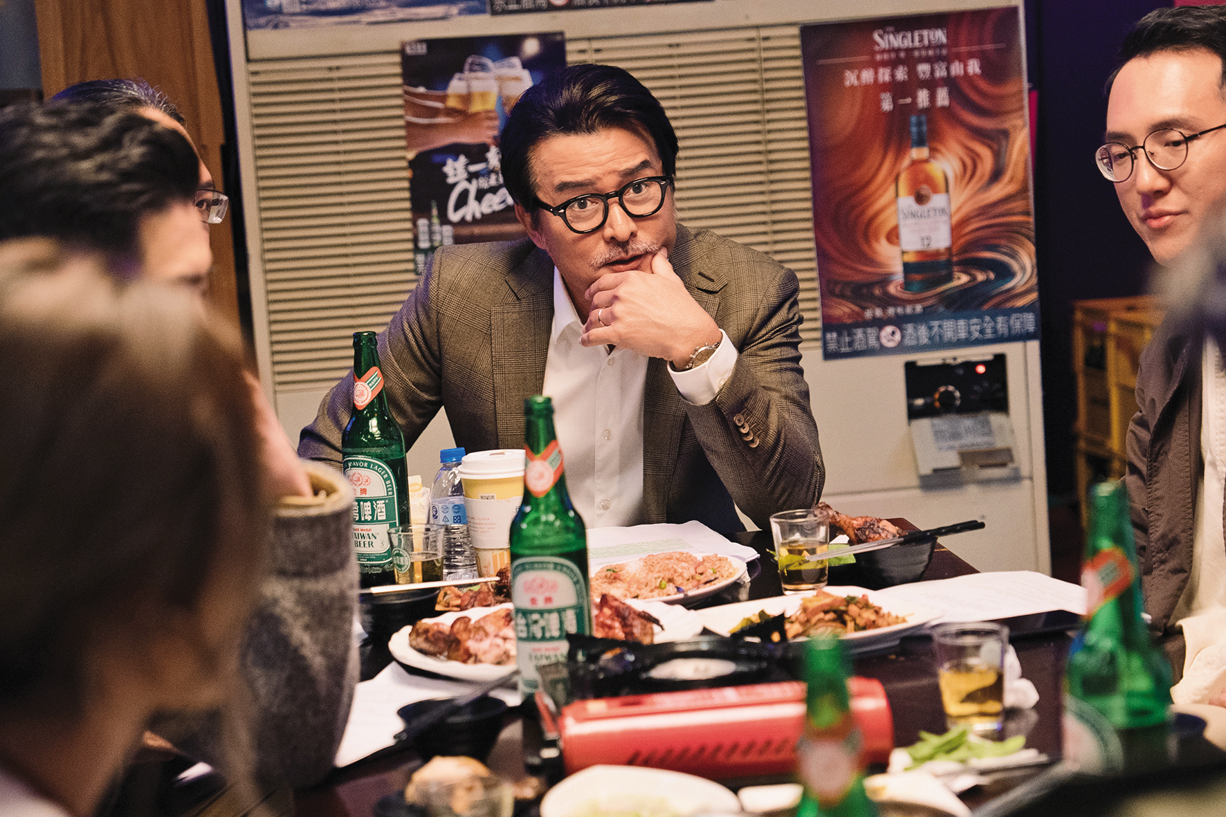 李銘順(中)在戲裡扮演事業有成的中年人,與新世代青年激烈對話。(CATCHPLAY提供)