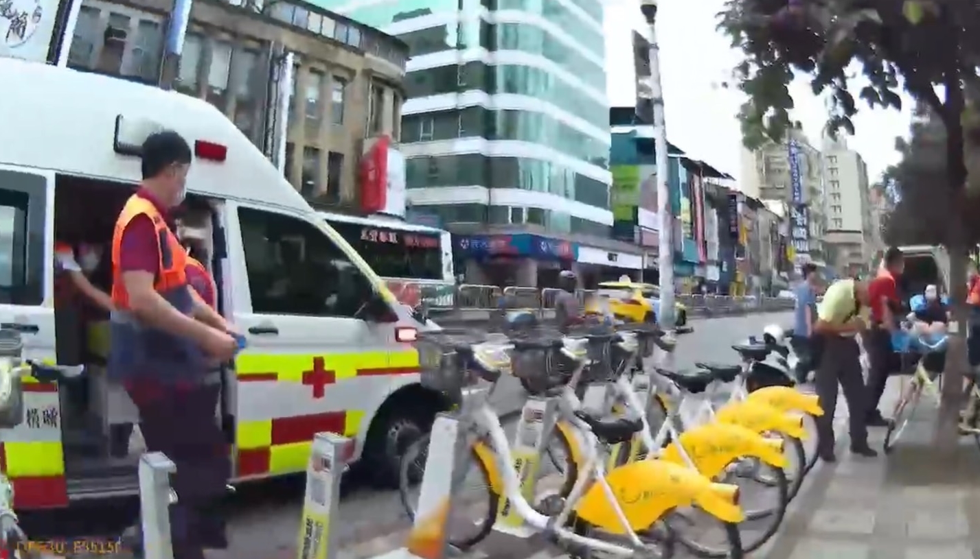 2名港女傷勢較嚴重,送往醫院救治包紮,所幸無礙。(翻攝畫面)