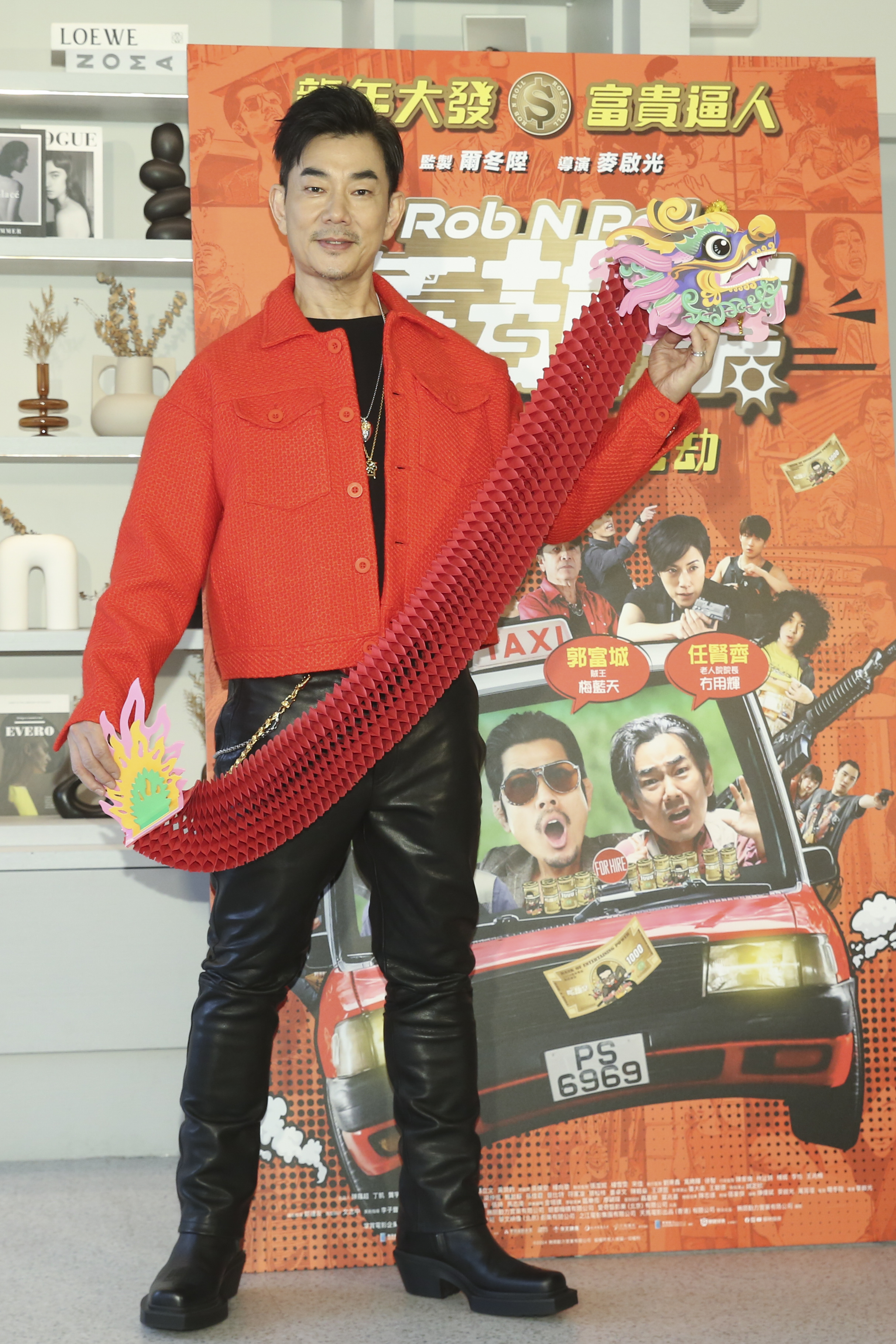 香港動作喜劇電影《臨時劫案》，任賢齊演出超廢的老人院志工。