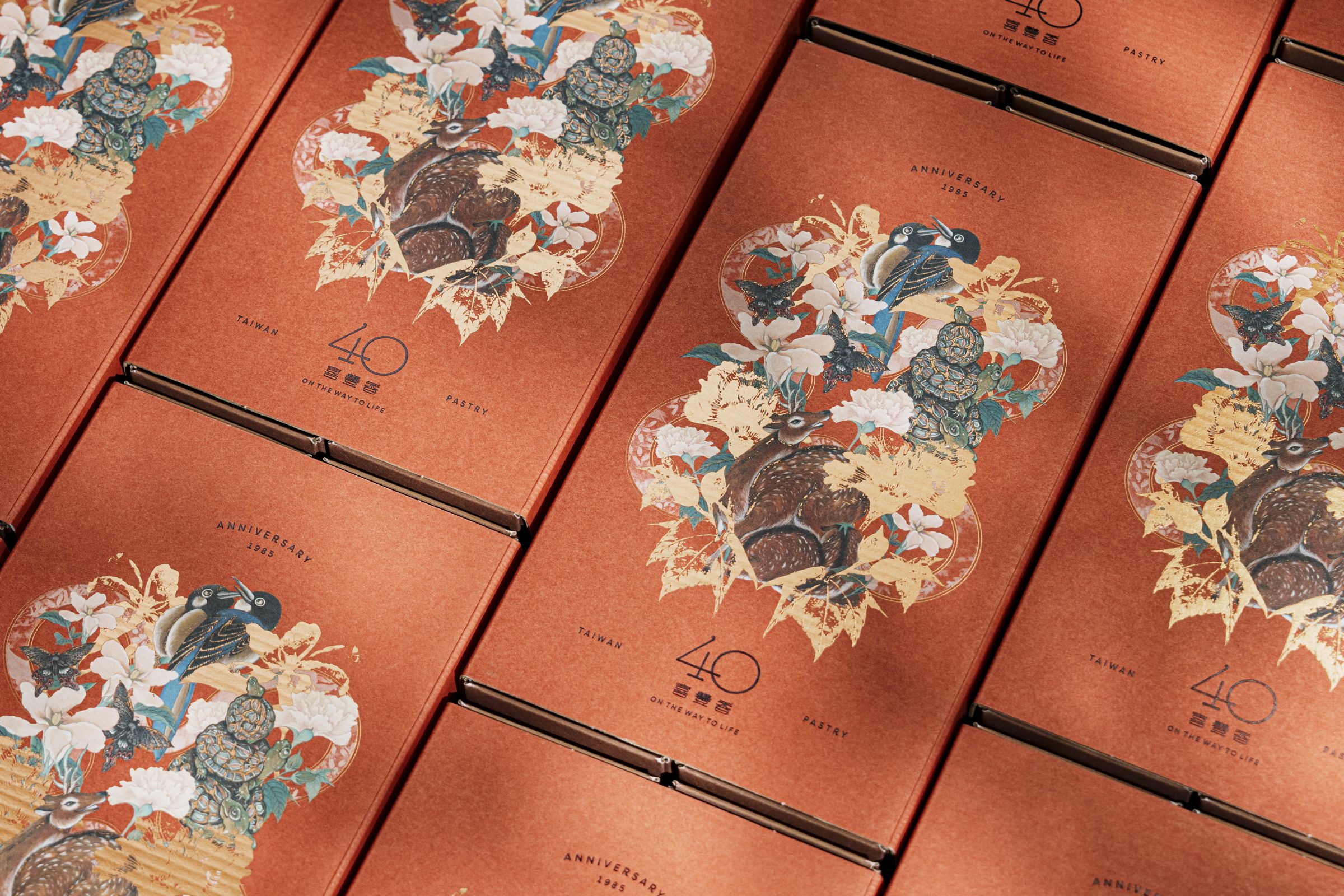喜豐香四十《肆。蒔》福祿壽囍禮盒以紅色為底,喜慶插畫優雅而不落俗套。(喜豐香1985提供)