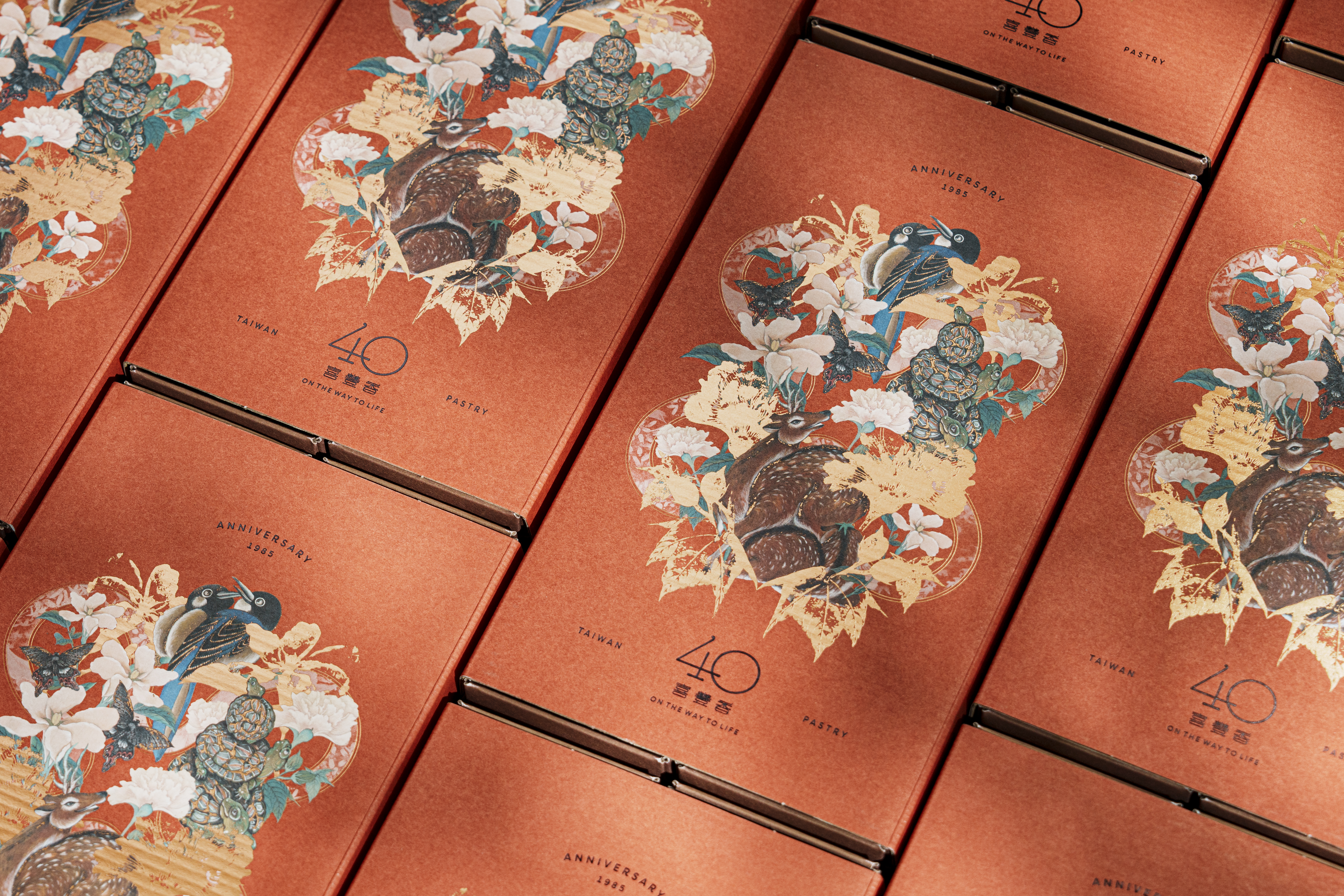 喜豐香四十《肆。蒔》福祿壽囍禮盒以紅色為底，喜慶插畫優雅而不落俗套。（喜豐香1985提供）