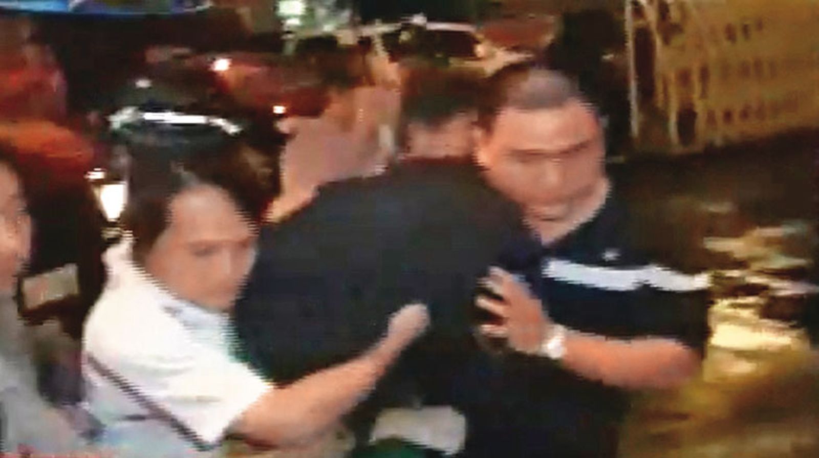 警方將小情侶帶回偵訊，2人坦承犯案，被依殺人罪移送地檢署。（翻攝畫面）