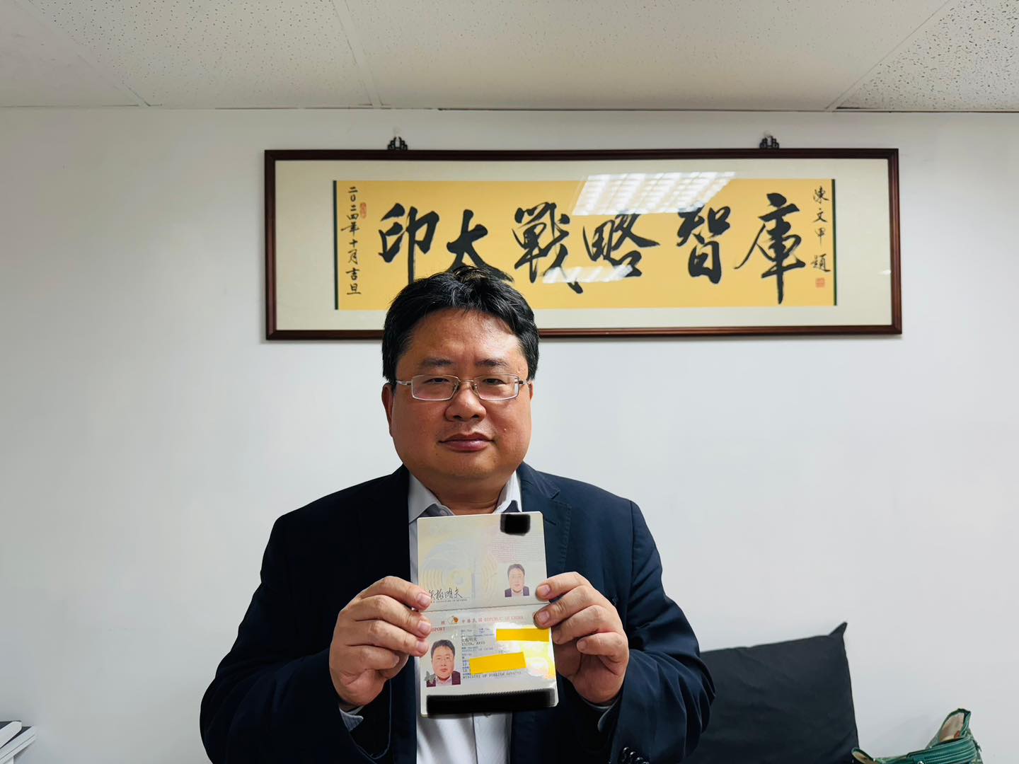 矢板明夫秀出自己的中華民國護照，證明自己已有台灣人的身分，批藍營沒查證就做出錯誤指控，至今都沒有道歉和解釋。（翻攝自矢板明夫臉書）