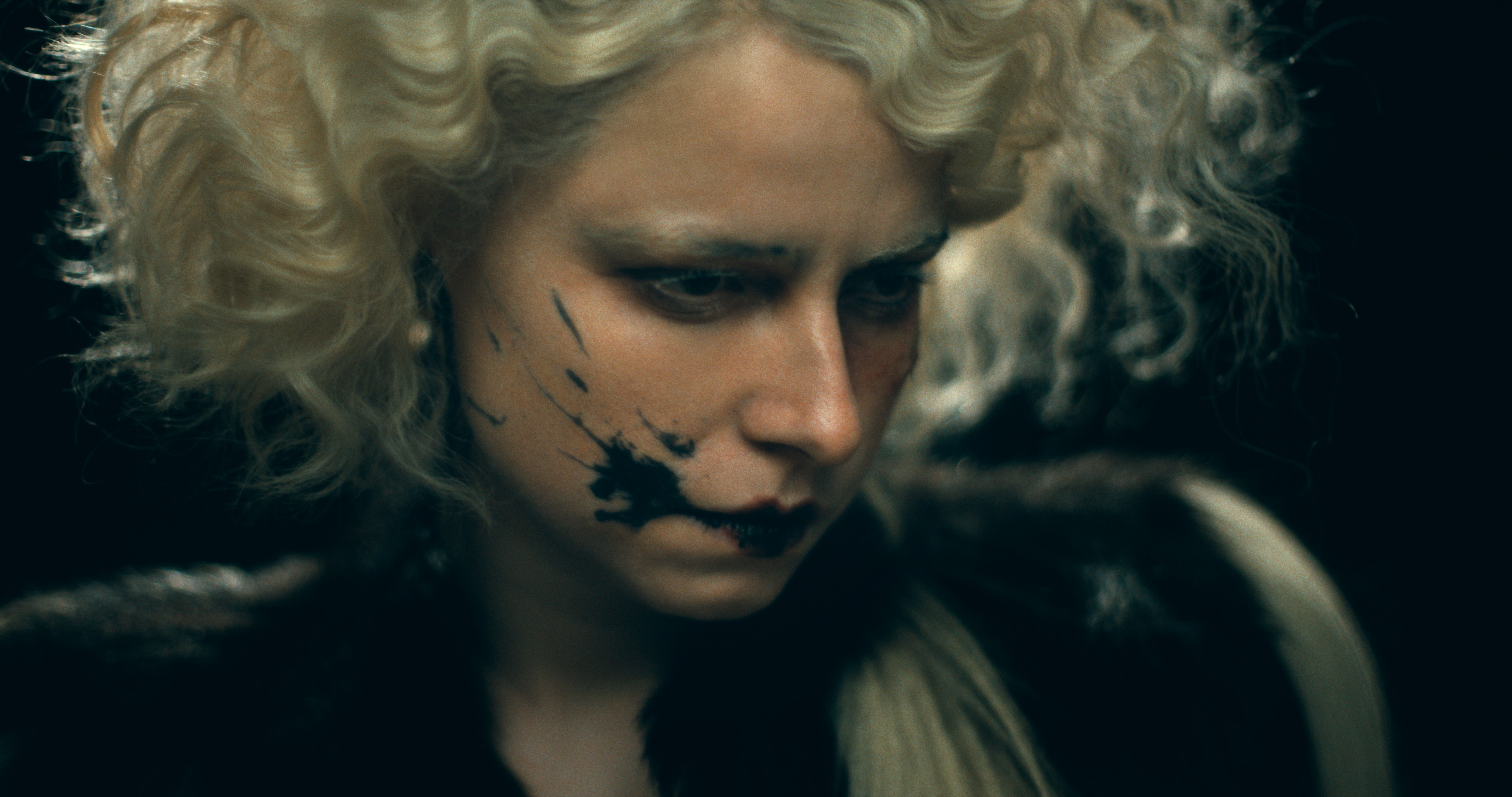 潔西伯克利一改過去的戲路,《科學新娘!》以誇張的造型與化妝,詮釋死而復生的「科學新娘」。(華納兄弟提供)